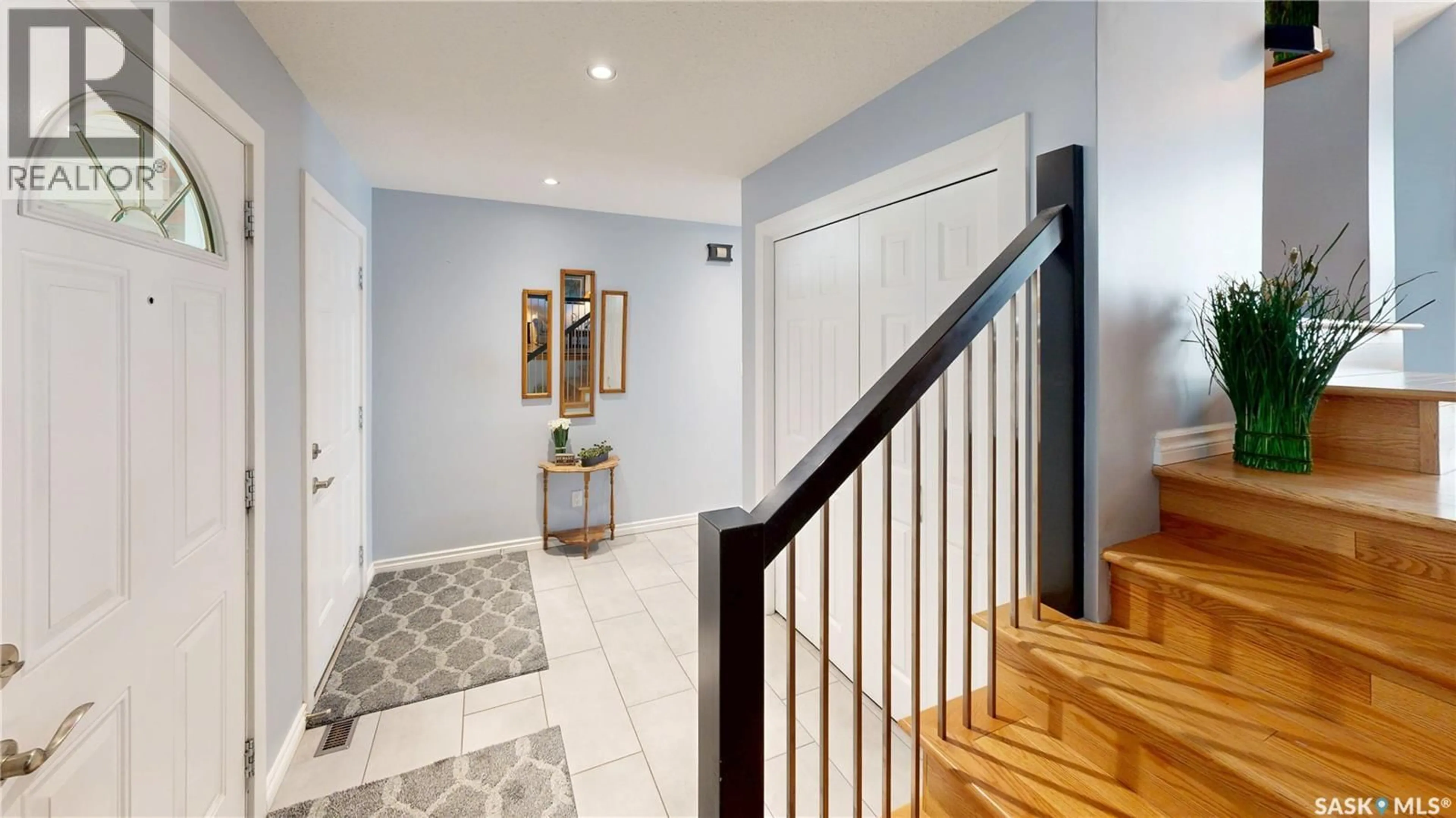 Indoor entryway for 55 METCALFE ROAD, Regina Saskatchewan S4V0H6