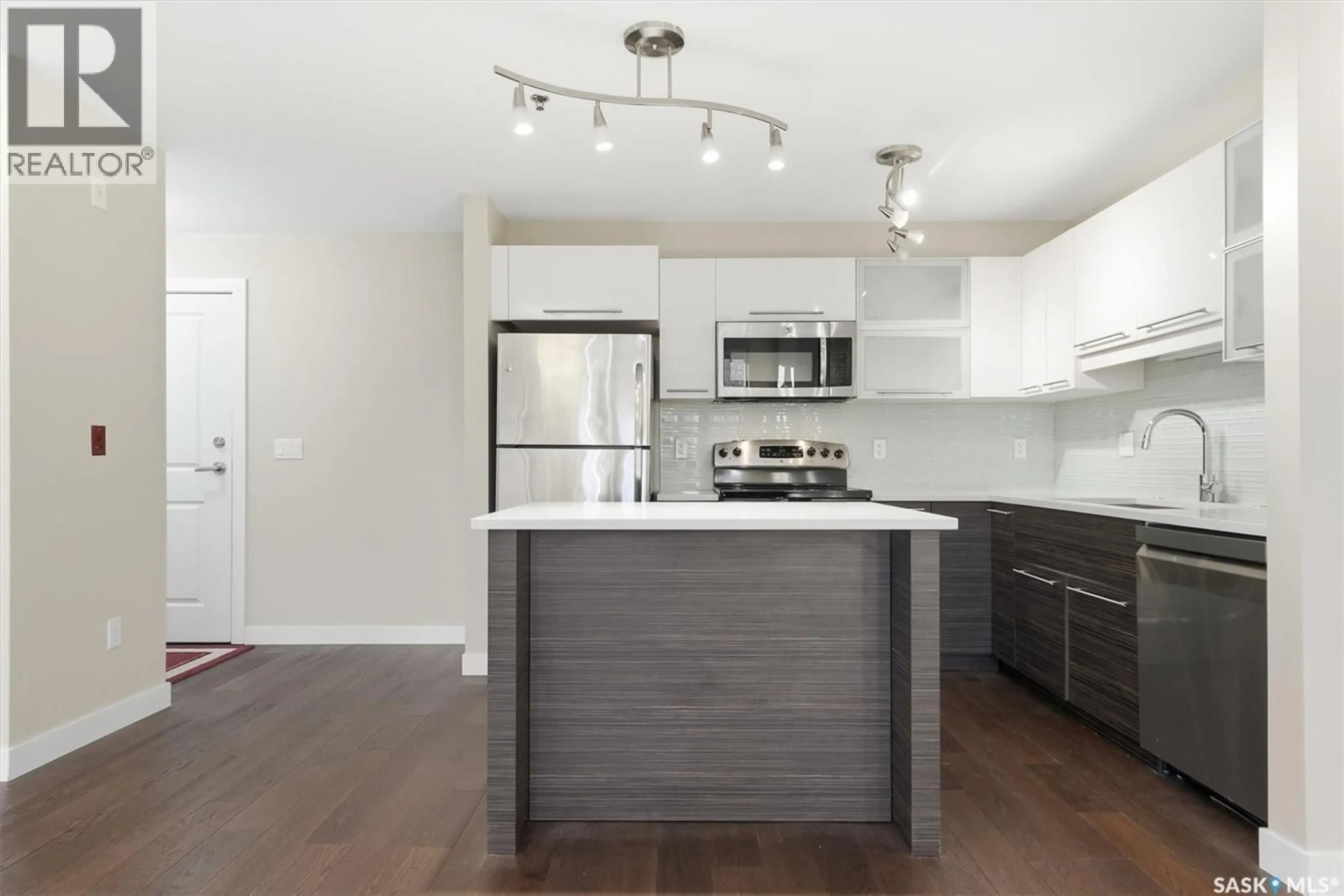 Open concept kitchen, wood/laminate floor for 207C HUNTER ROAD, Saskatoon Saskatchewan S7T1C9