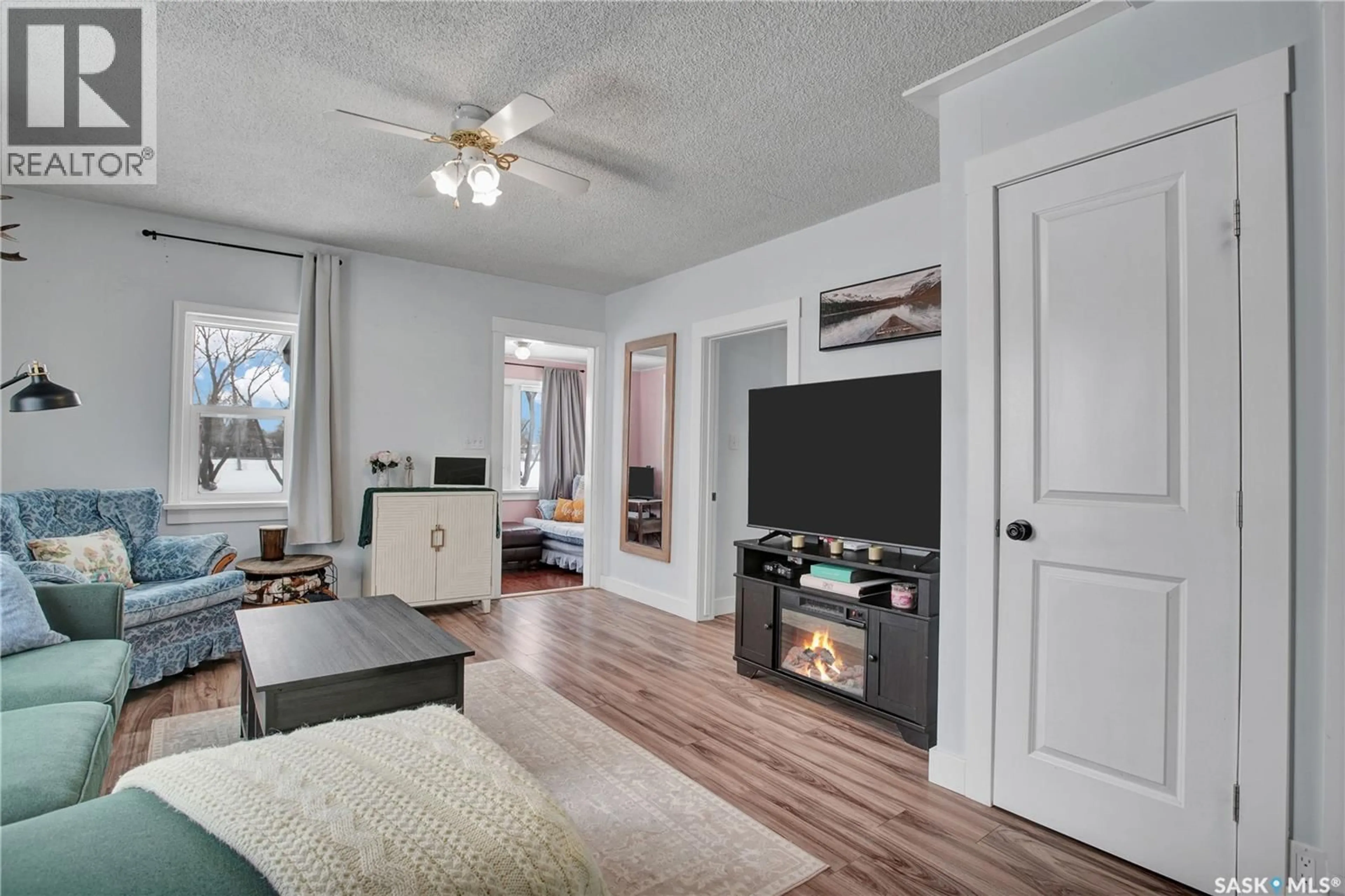 Living room with furniture, wood/laminate floor for 206 NORTH RAILWAY STREET, Warman Saskatchewan S0K4S0