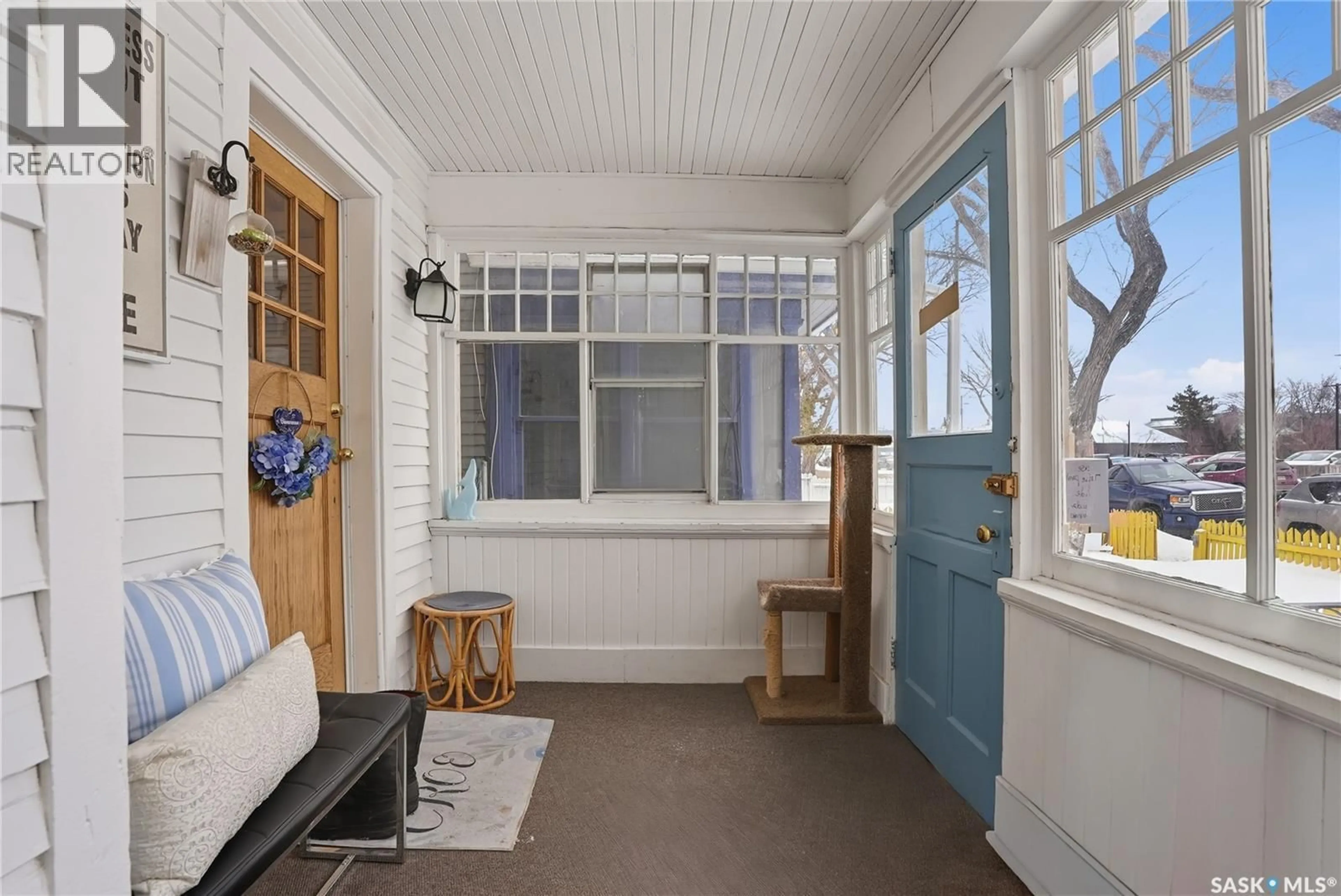 Indoor entryway for 923 7TH AVENUE, Saskatoon Saskatchewan S7K2V7