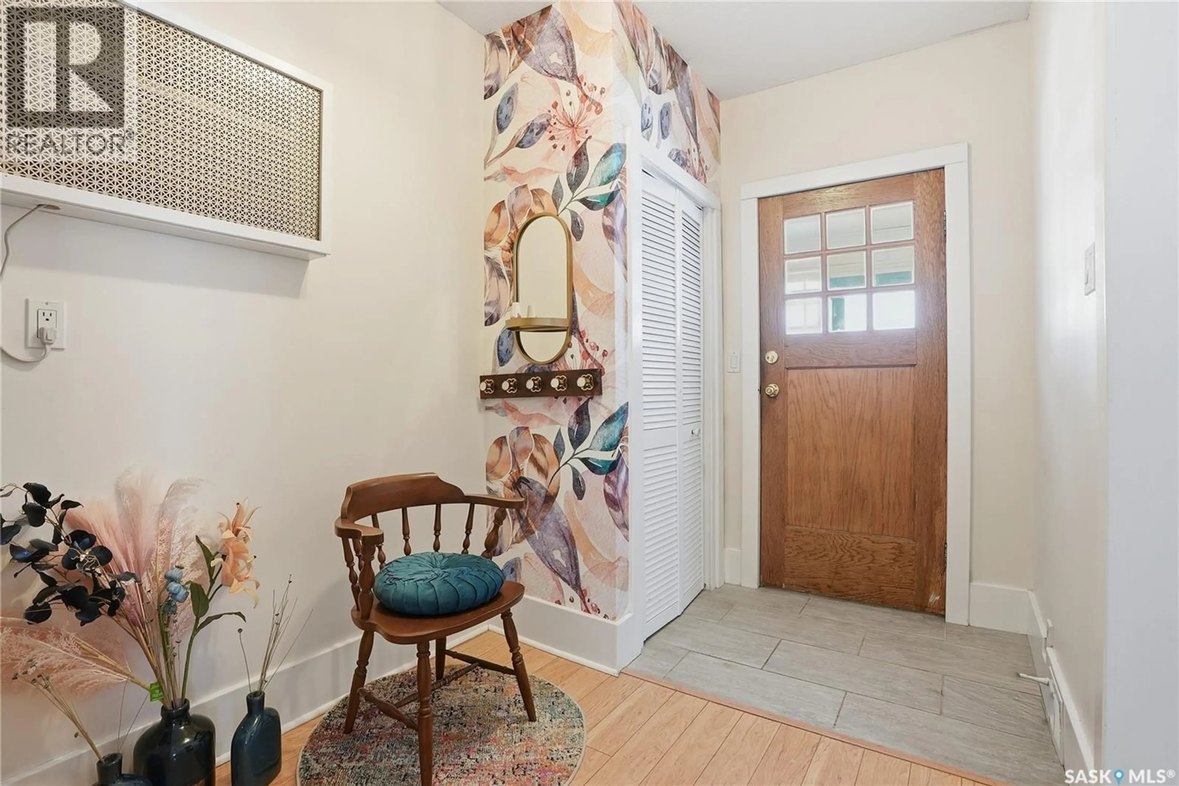 Indoor entryway for 923 7TH AVENUE, Saskatoon Saskatchewan S7K2V7