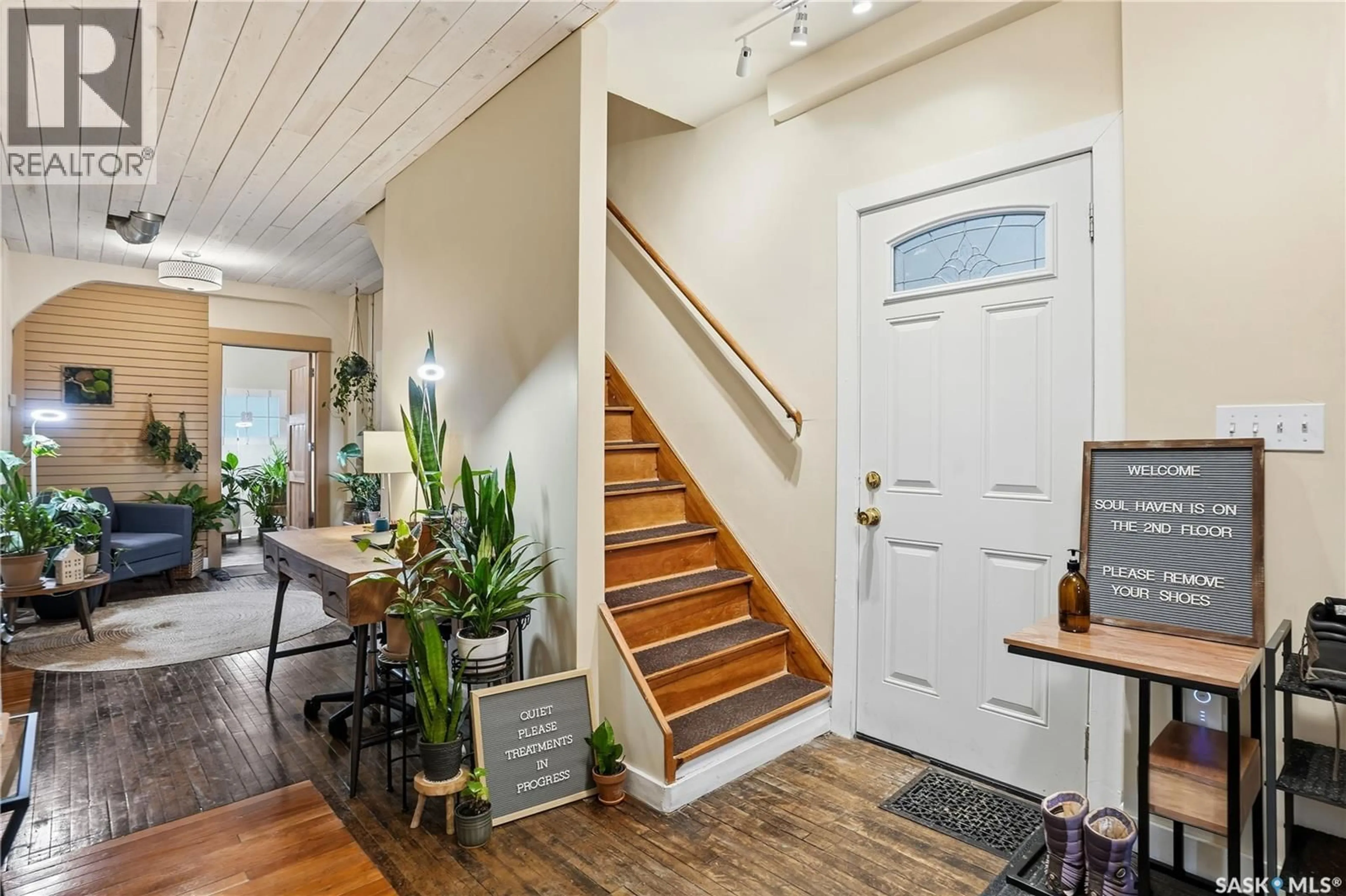 Indoor entryway for 3130 13TH AVENUE, Regina Saskatchewan S4T1P2