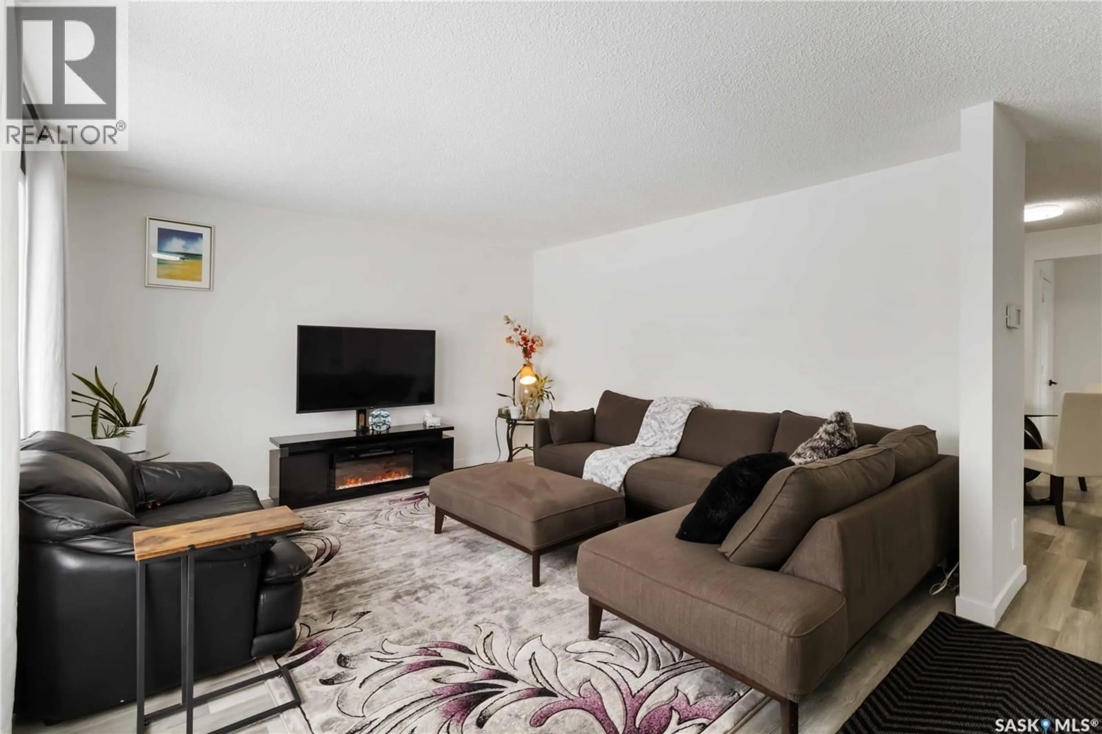 Living room with furniture, unknown for 321 GUELPH CRESCENT, Saskatoon Saskatchewan S7H4R1