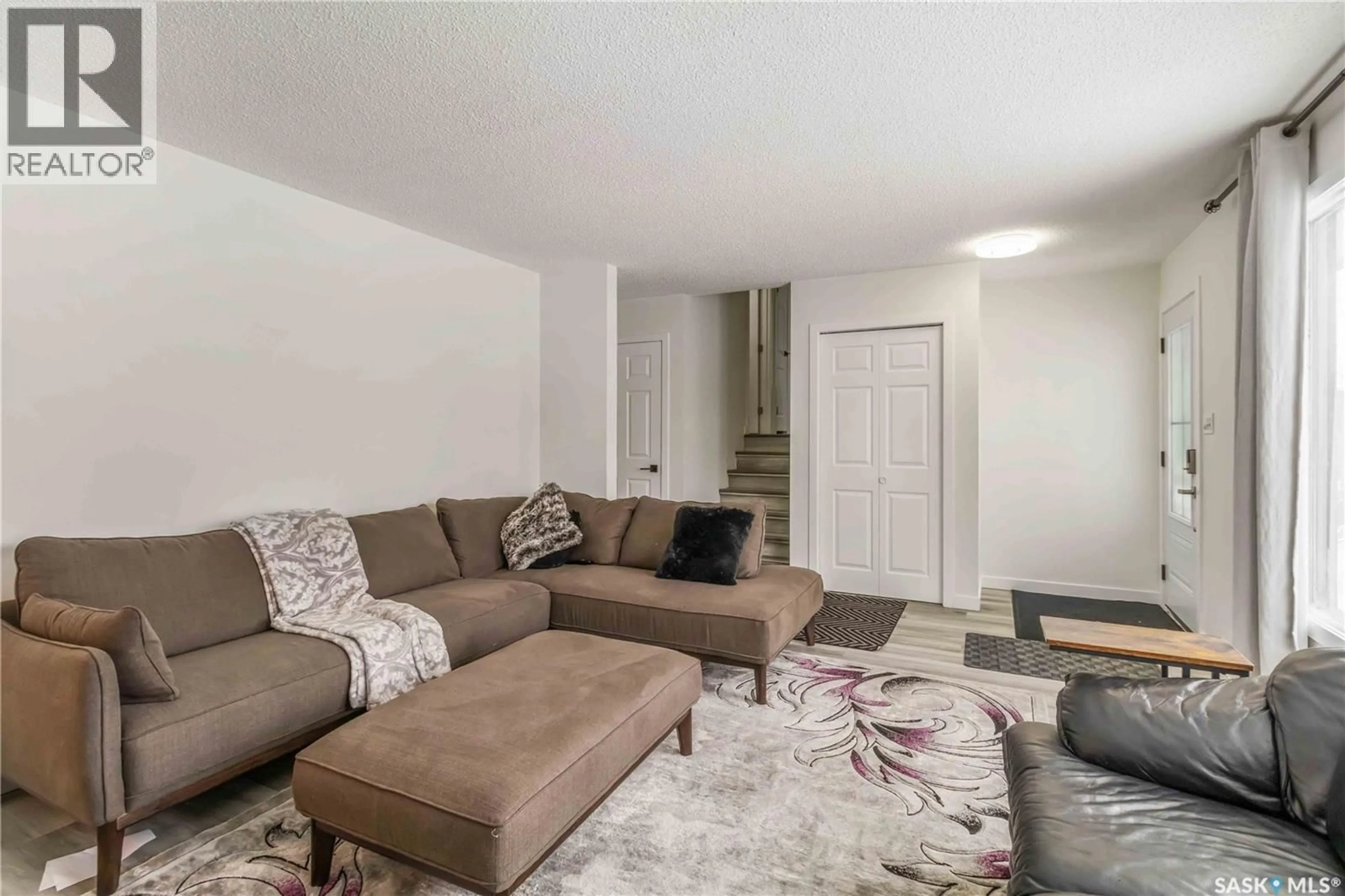 Living room with furniture, unknown for 321 GUELPH CRESCENT, Saskatoon Saskatchewan S7H4R1