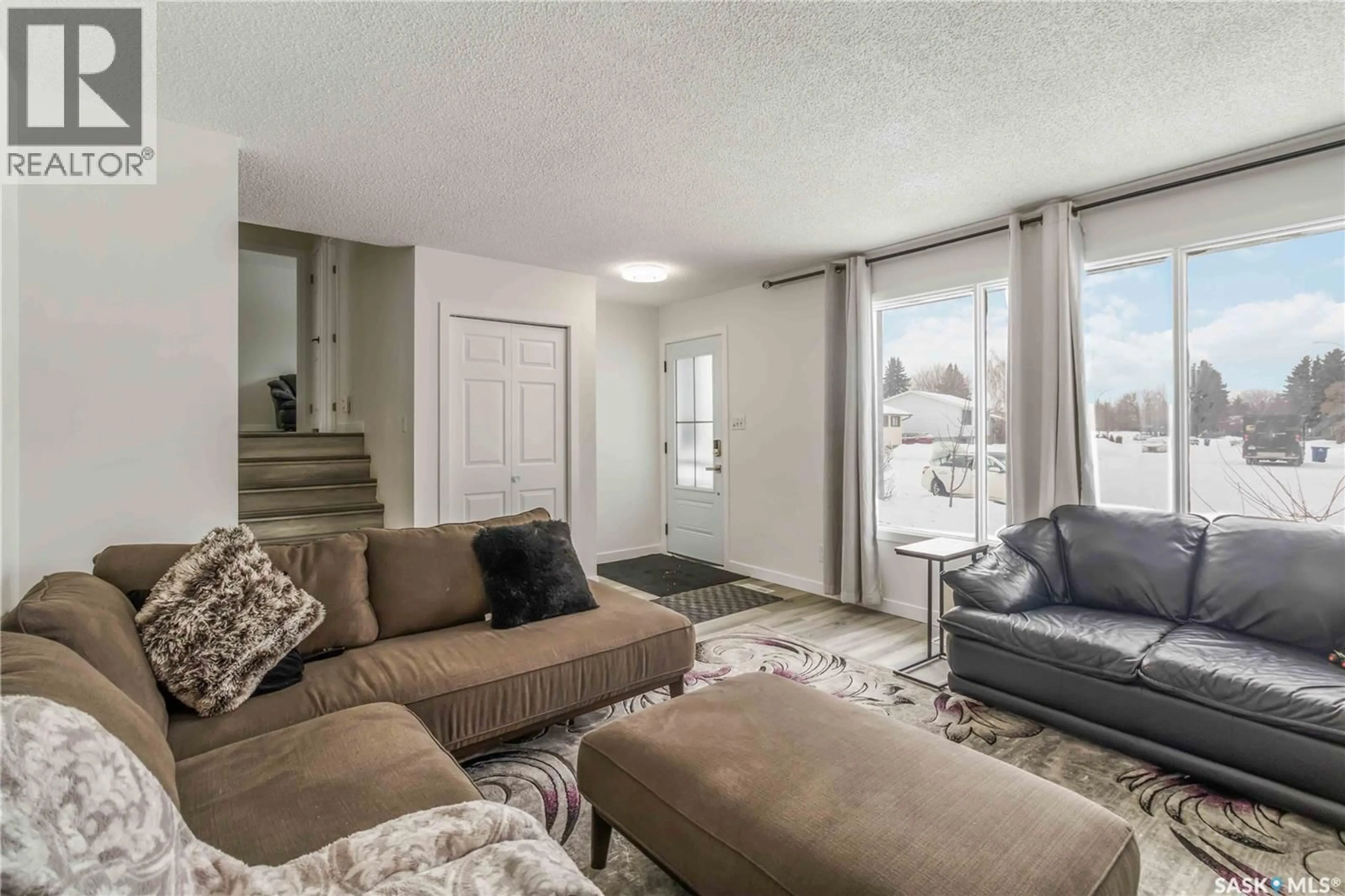 Living room with furniture, unknown for 321 GUELPH CRESCENT, Saskatoon Saskatchewan S7H4R1