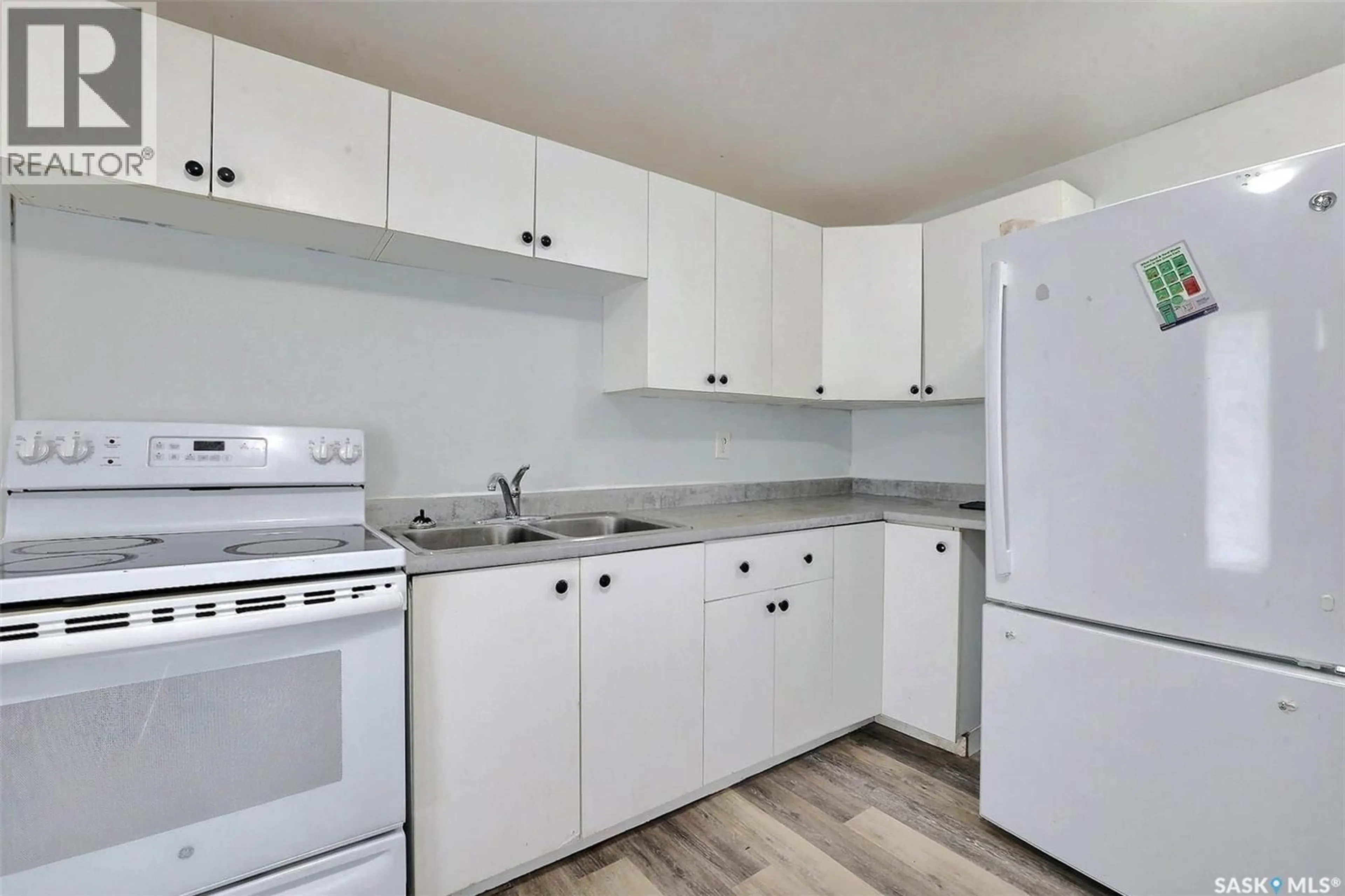 Standard kitchen, unknown for 370 WASCANA STREET, Regina Saskatchewan S4R4H9