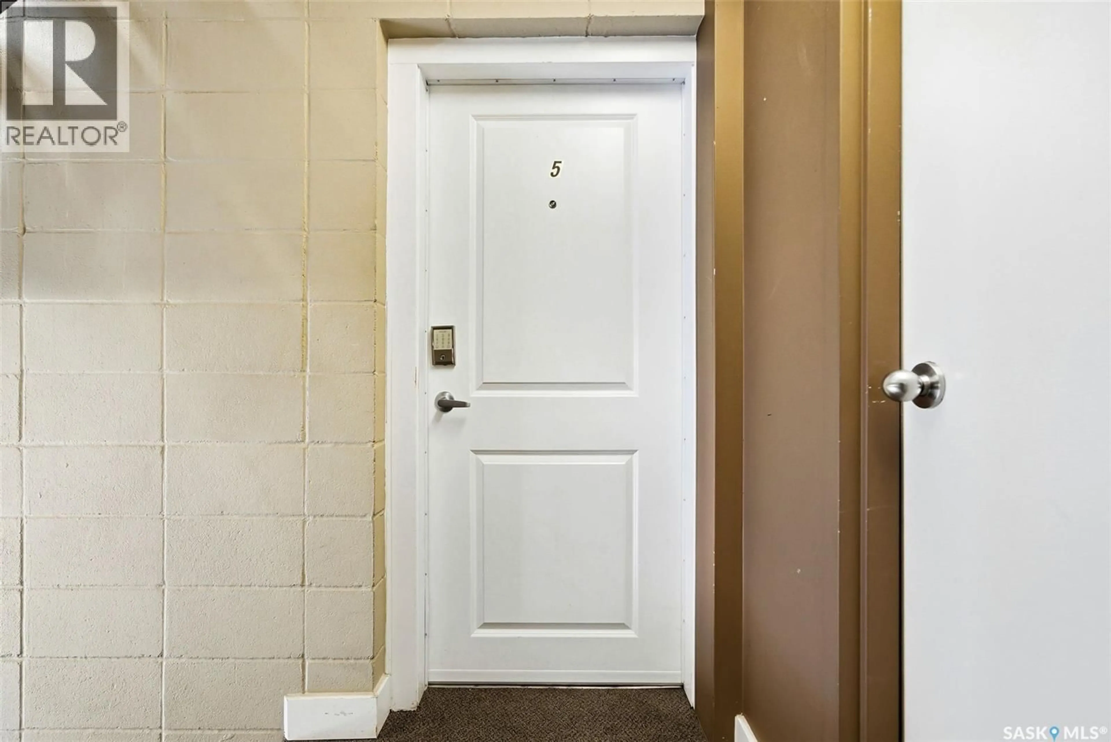 Indoor entryway for 5 2125 LORNE STREET, Regina Saskatchewan S4P2M6