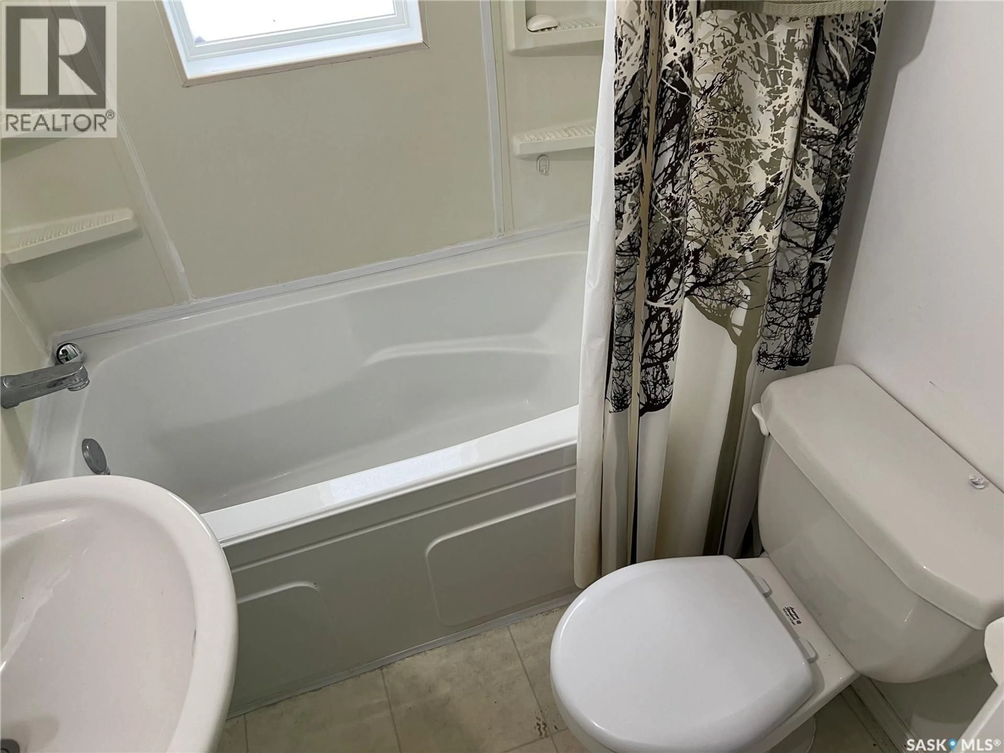 Standard bathroom, unknown for 2745 MCDONALD STREET, Regina Saskatchewan S4N2Z9