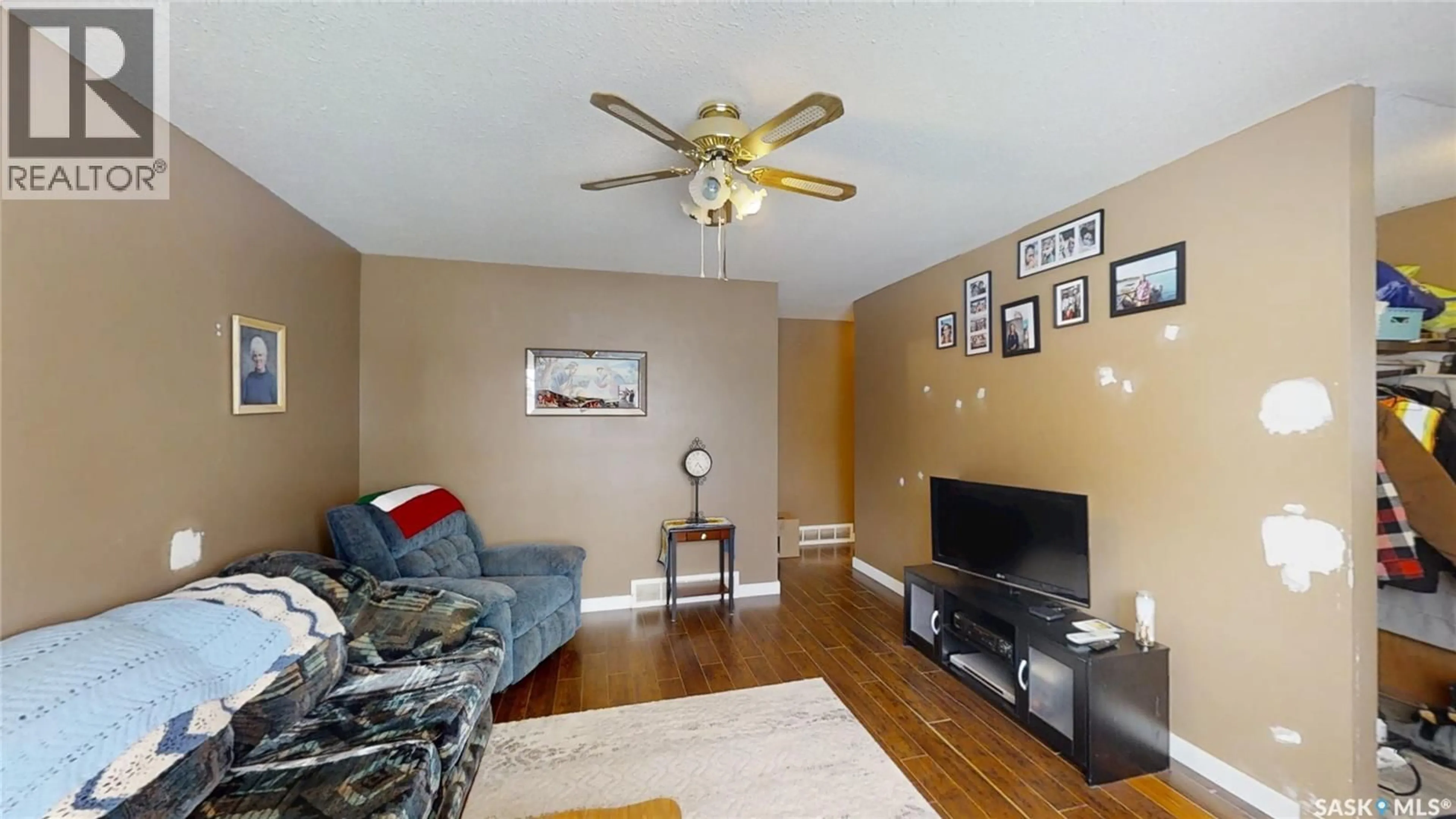 Living room with furniture, wood/laminate floor for 30 CONFEDERATION CRESCENT, Saskatoon Saskatchewan S7L4V2