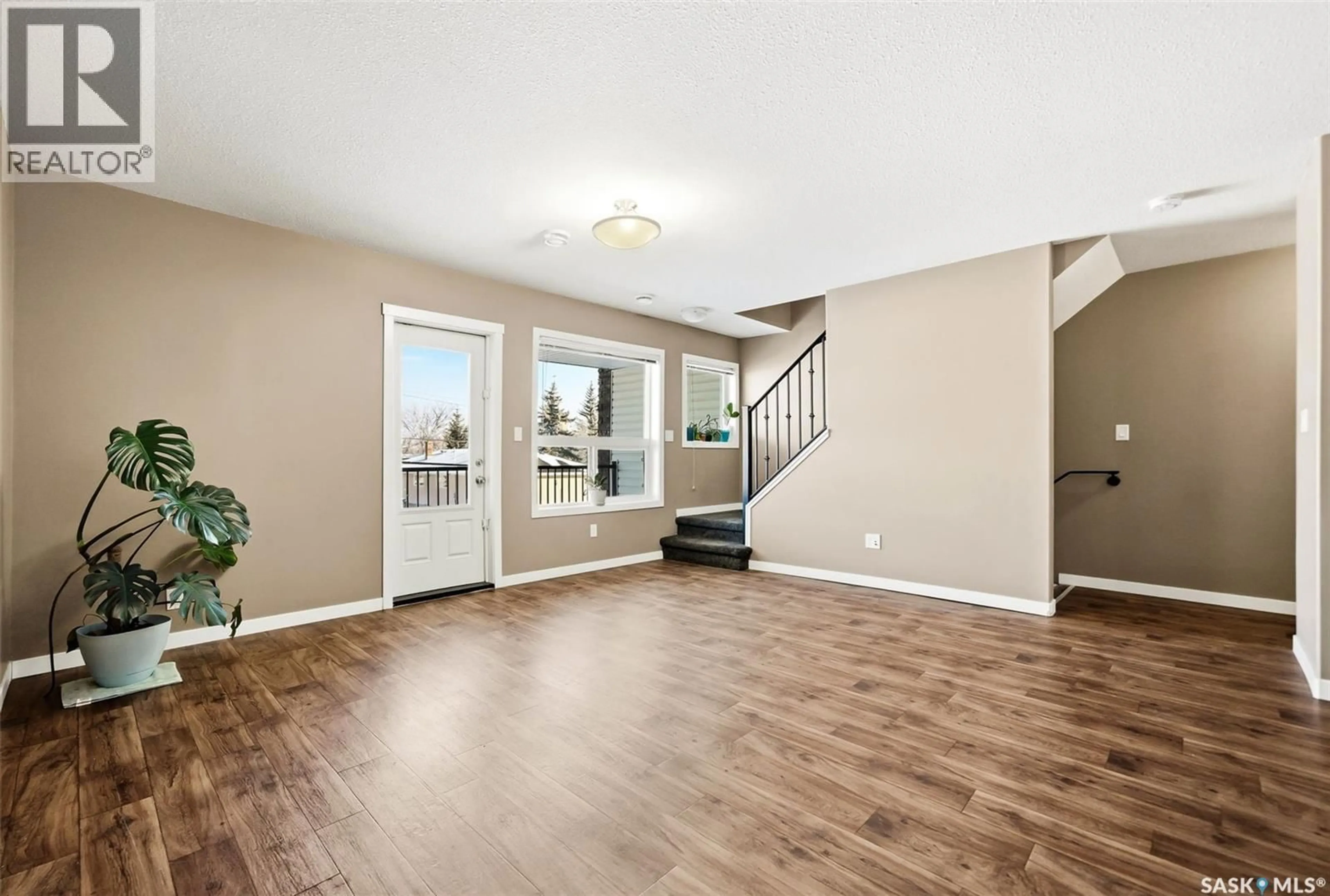 Indoor entryway for 110 - 1210 EMPRESS STREET, Regina Saskatchewan S4T1G7