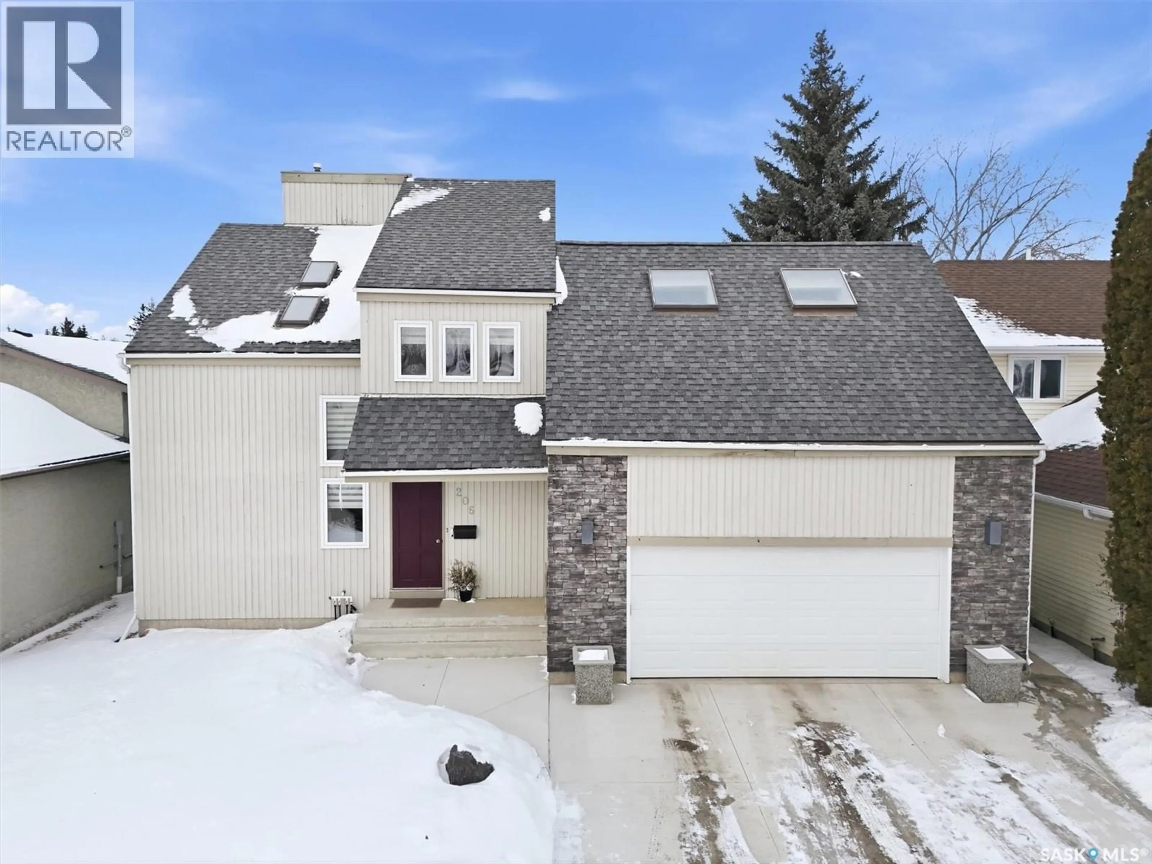 A pic from outside/outdoor area/front of a property/back of a property/a pic from drone, street for 206 GATHERCOLE CRESCENT, Saskatoon Saskatchewan S7K7J2