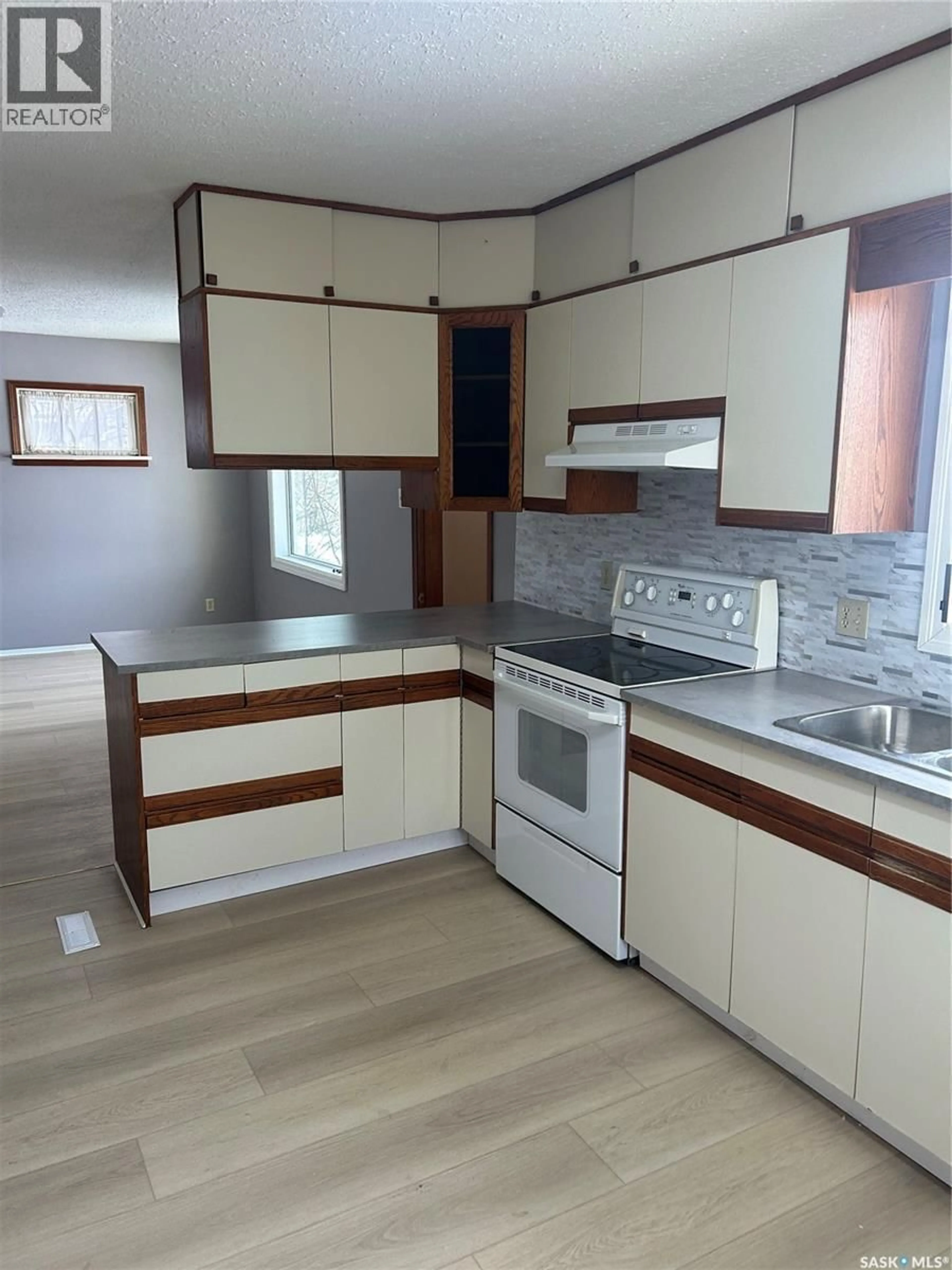 Standard kitchen, wood/laminate floor for 522 8TH STREET, Prince Albert Saskatchewan S6V0W6