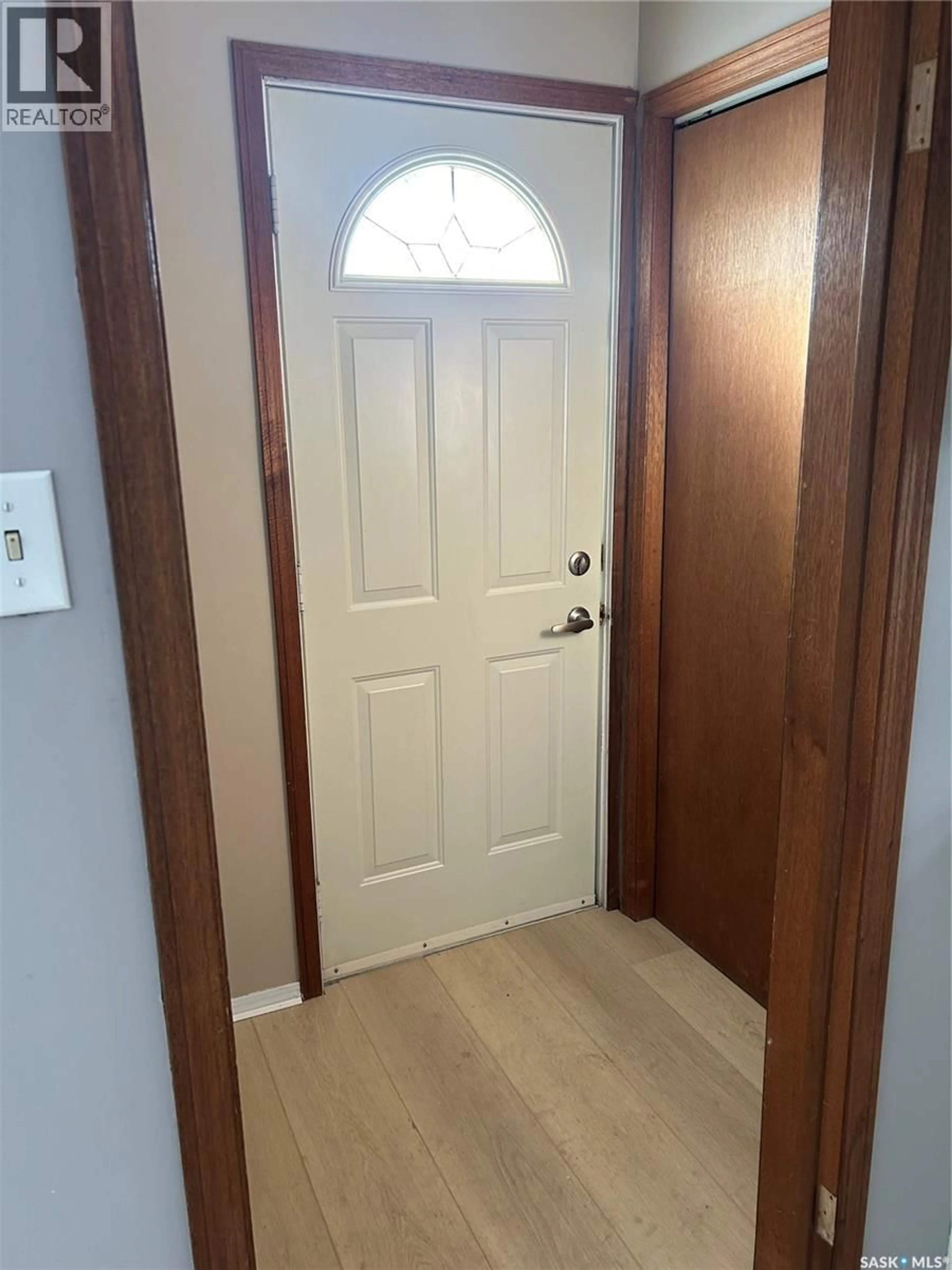 Indoor entryway for 522 8TH STREET, Prince Albert Saskatchewan S6V0W6