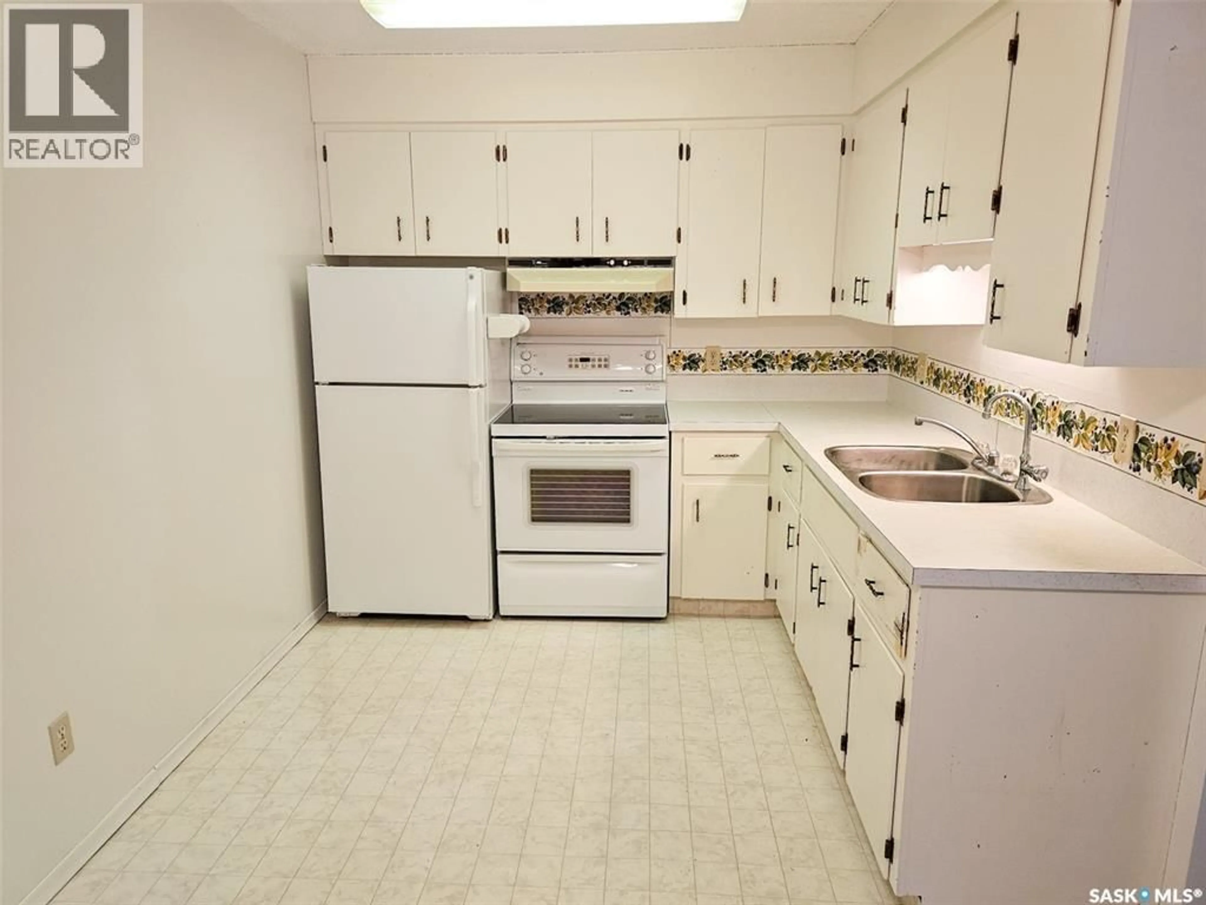 Standard kitchen, ceramic/tile floor for 8 - 320 13TH AVENUE, Swift Current Saskatchewan S9H2V9