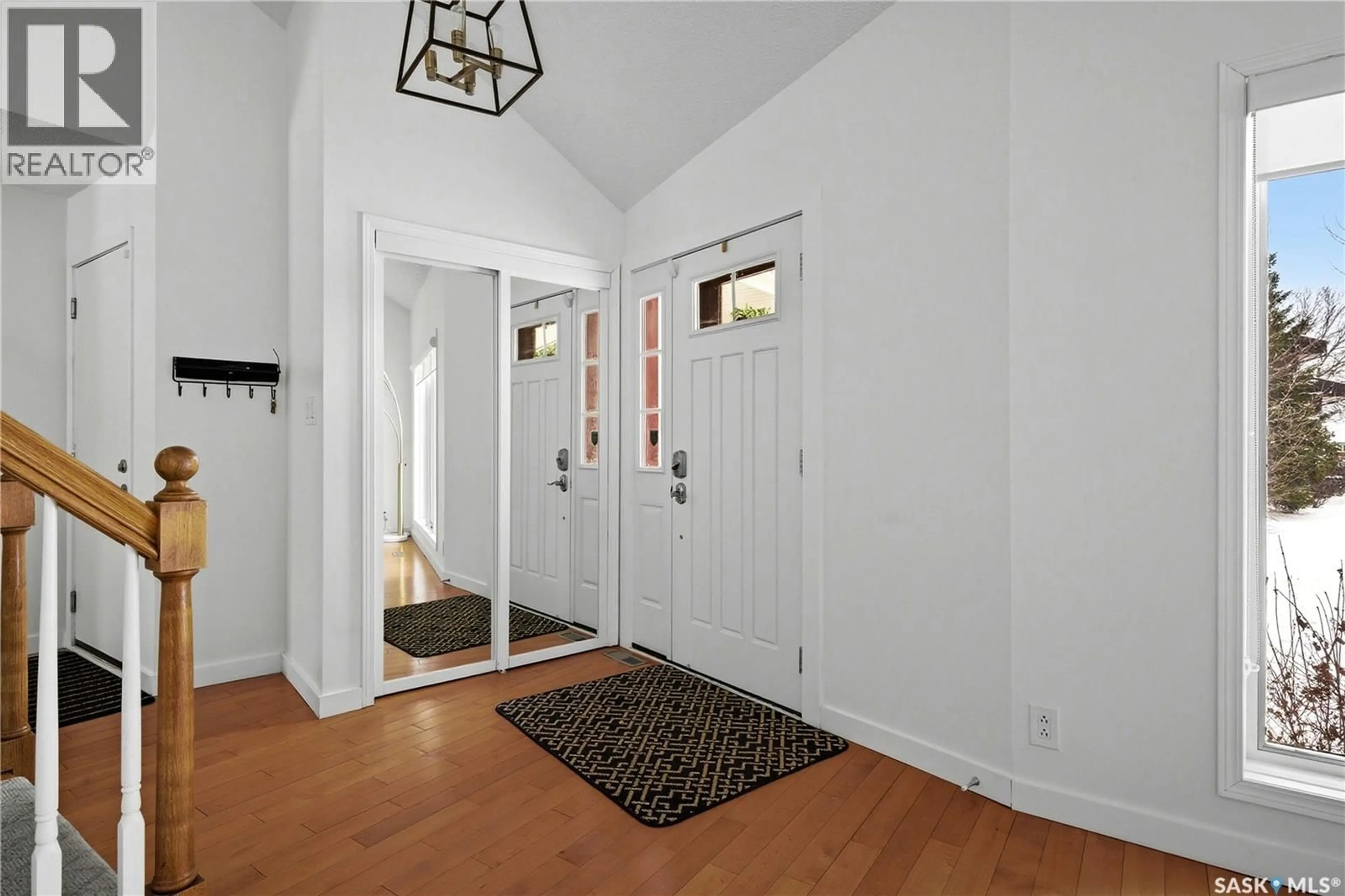 Indoor entryway for 290 ROGERS ROAD, Regina Saskatchewan S4S7C4