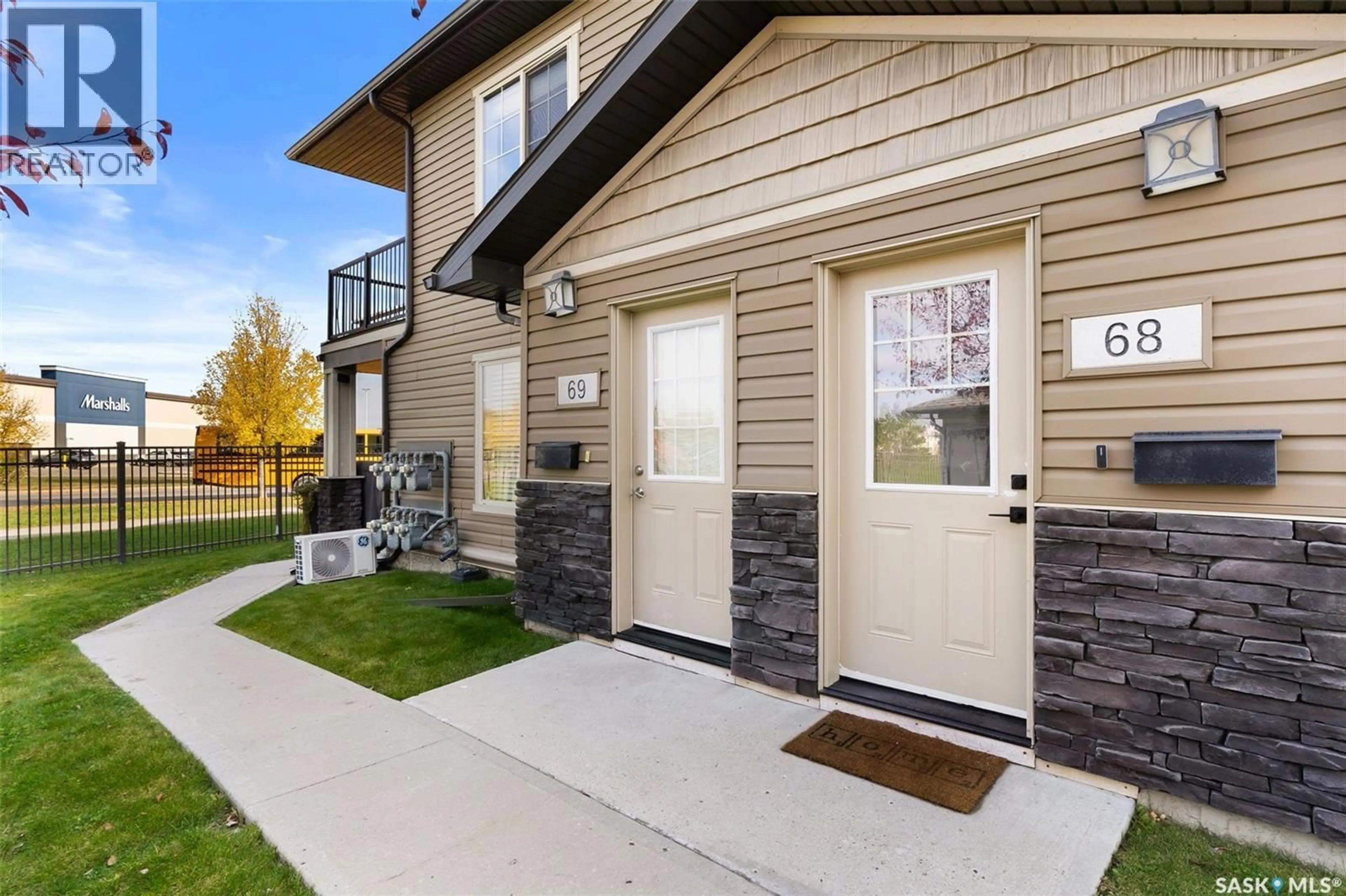 Home with vinyl exterior material, street for 5035 - 69 JAMES HILL ROAD, Regina Saskatchewan S4W0B9