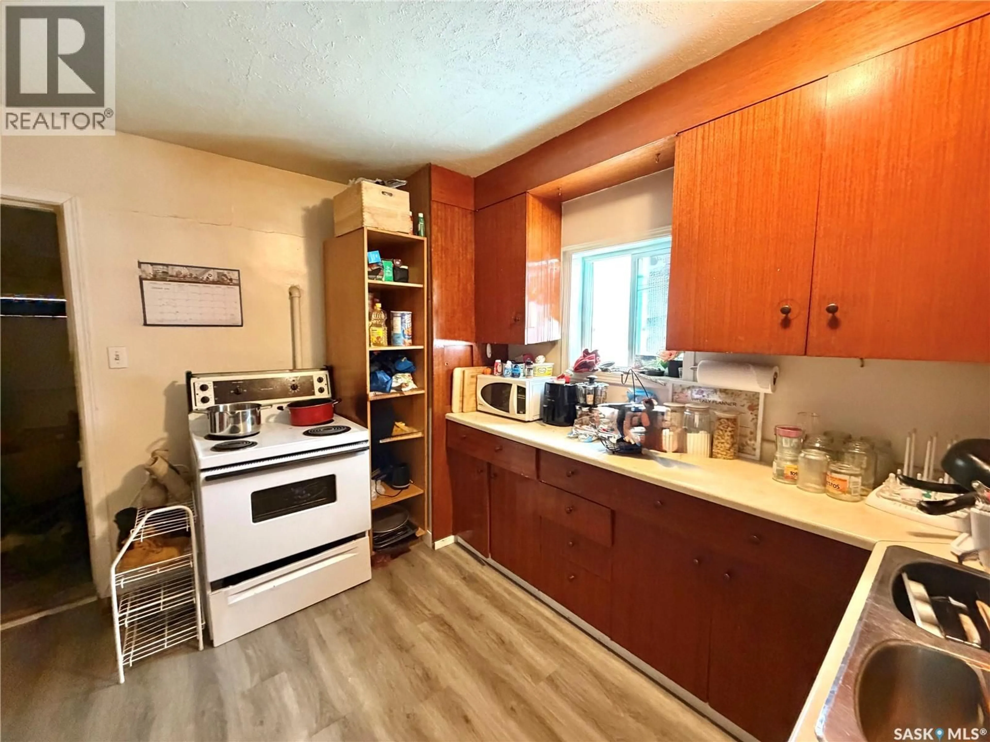 Standard kitchen, wood/laminate floor for 191 27TH STREET, Battleford Saskatchewan S0M0E0
