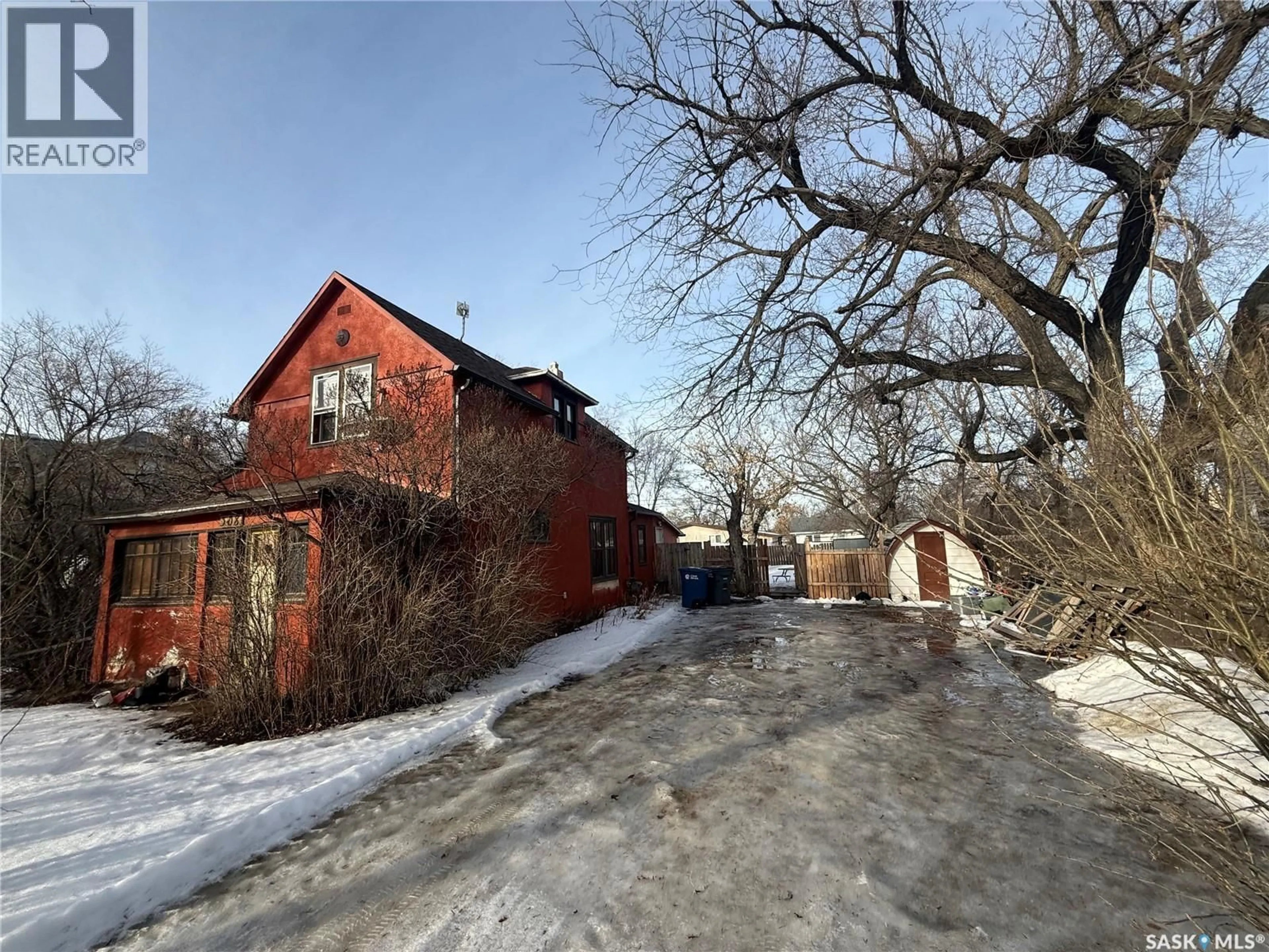 A pic from outside/outdoor area/front of a property/back of a property/a pic from drone, street for 308 5TH AVENUE, Assiniboia Saskatchewan S0H0B0