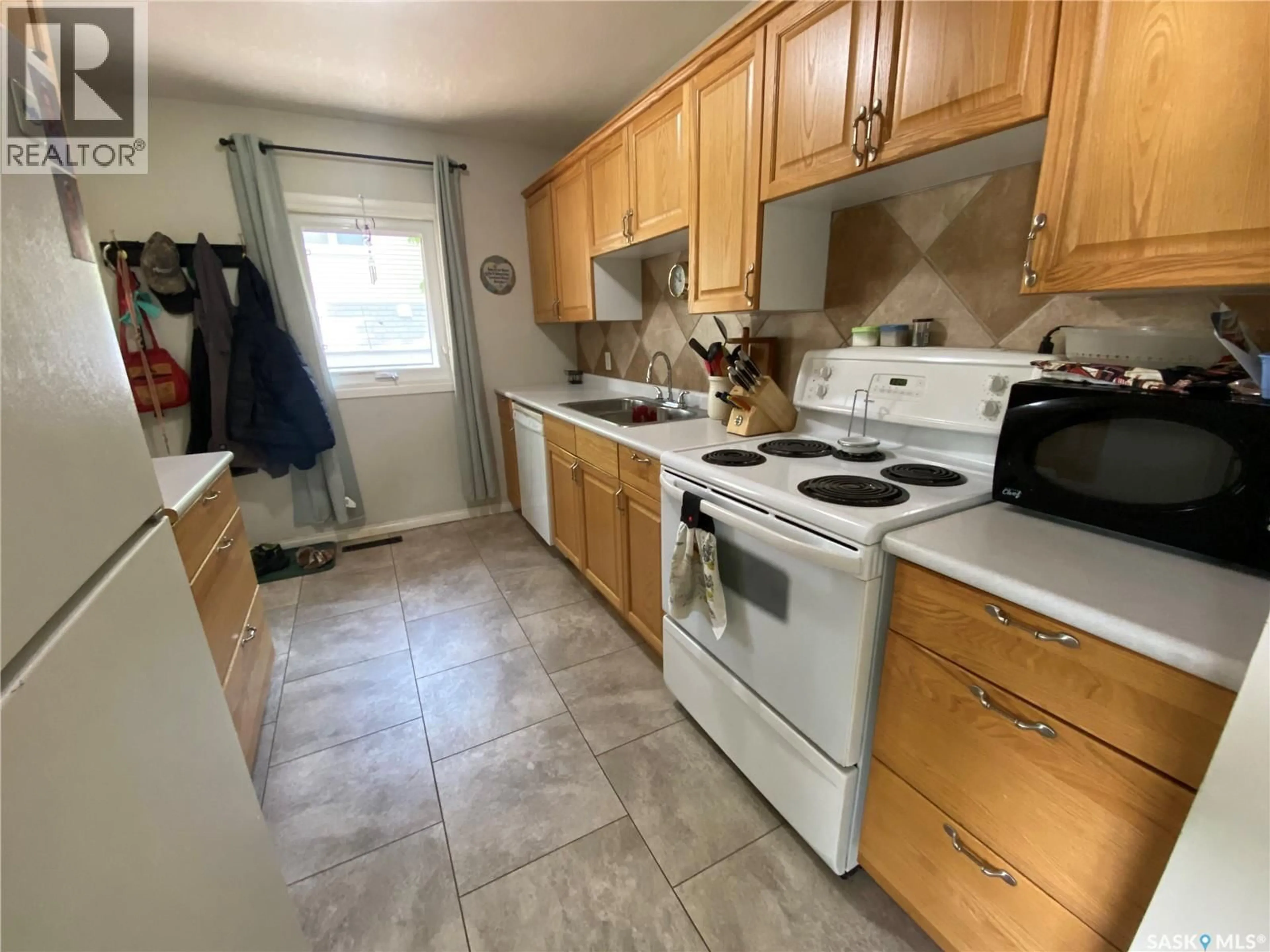 Standard kitchen, unknown for 40 KING STREET, Yorkton Saskatchewan S3N0T8