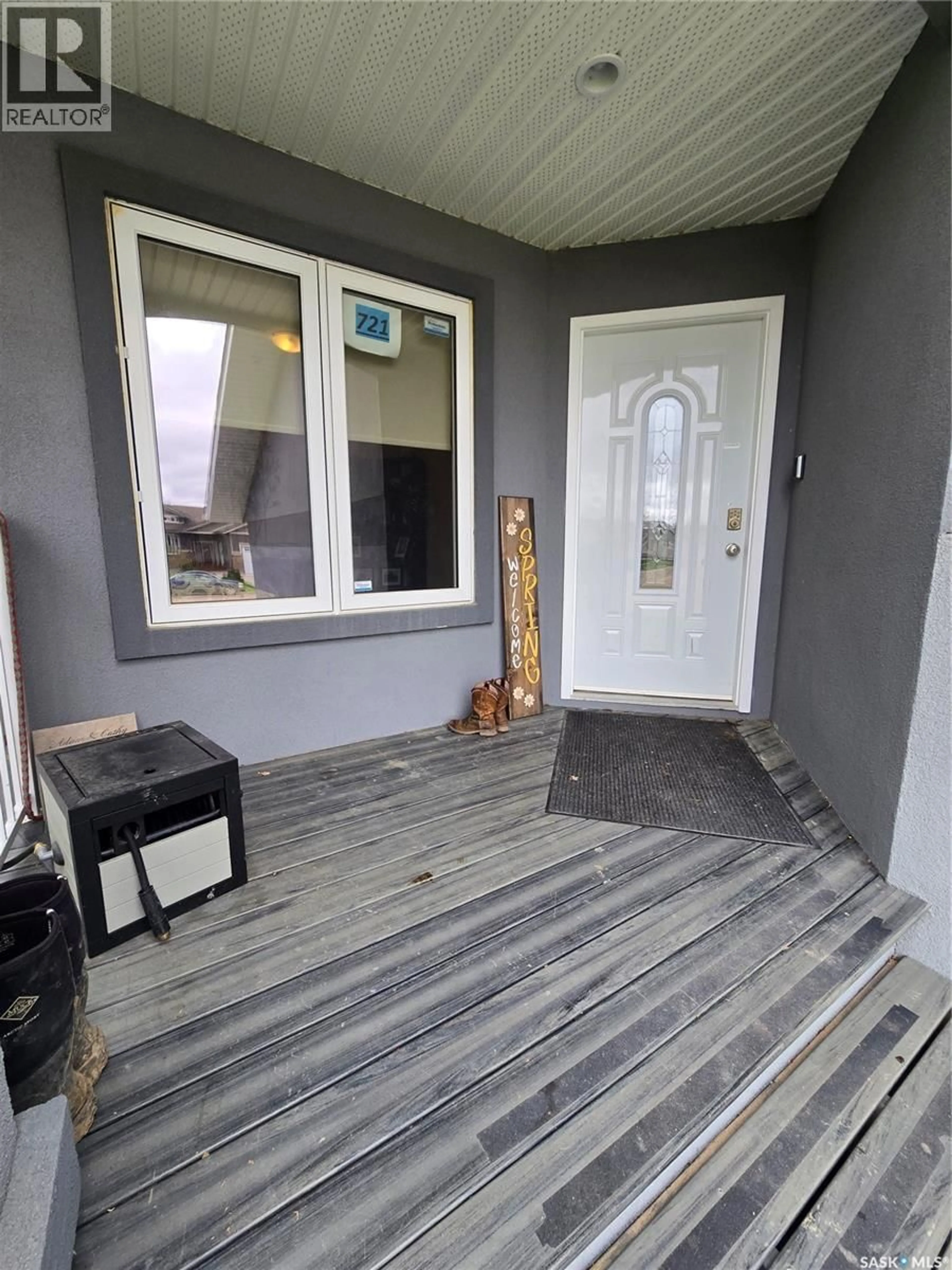 Indoor entryway for 721 BARBER CRESCENT, Weyburn Saskatchewan S4H0B9