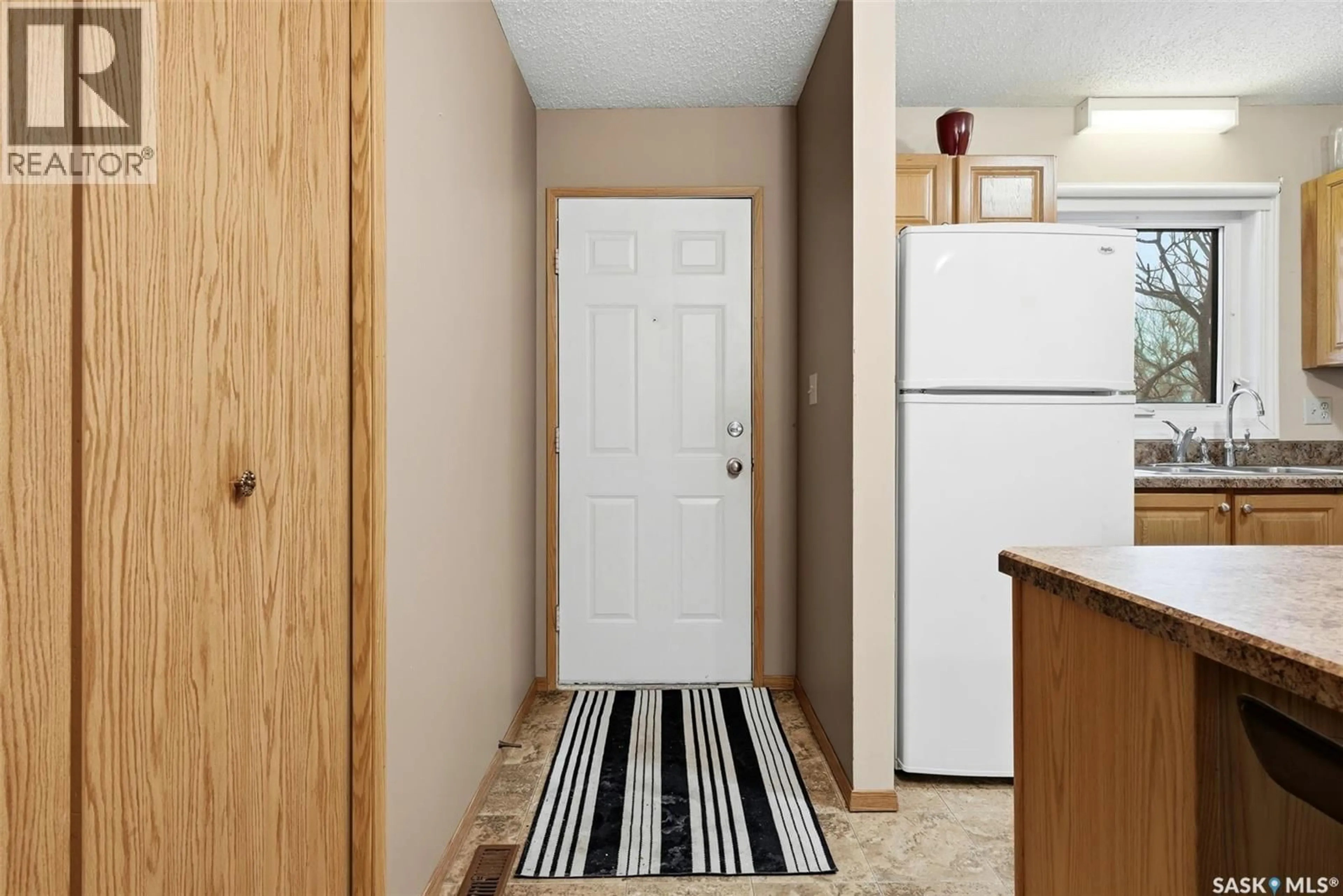 Indoor entryway for 114 CEDAR MEADOW DRIVE, Regina Saskatchewan S4X3J5