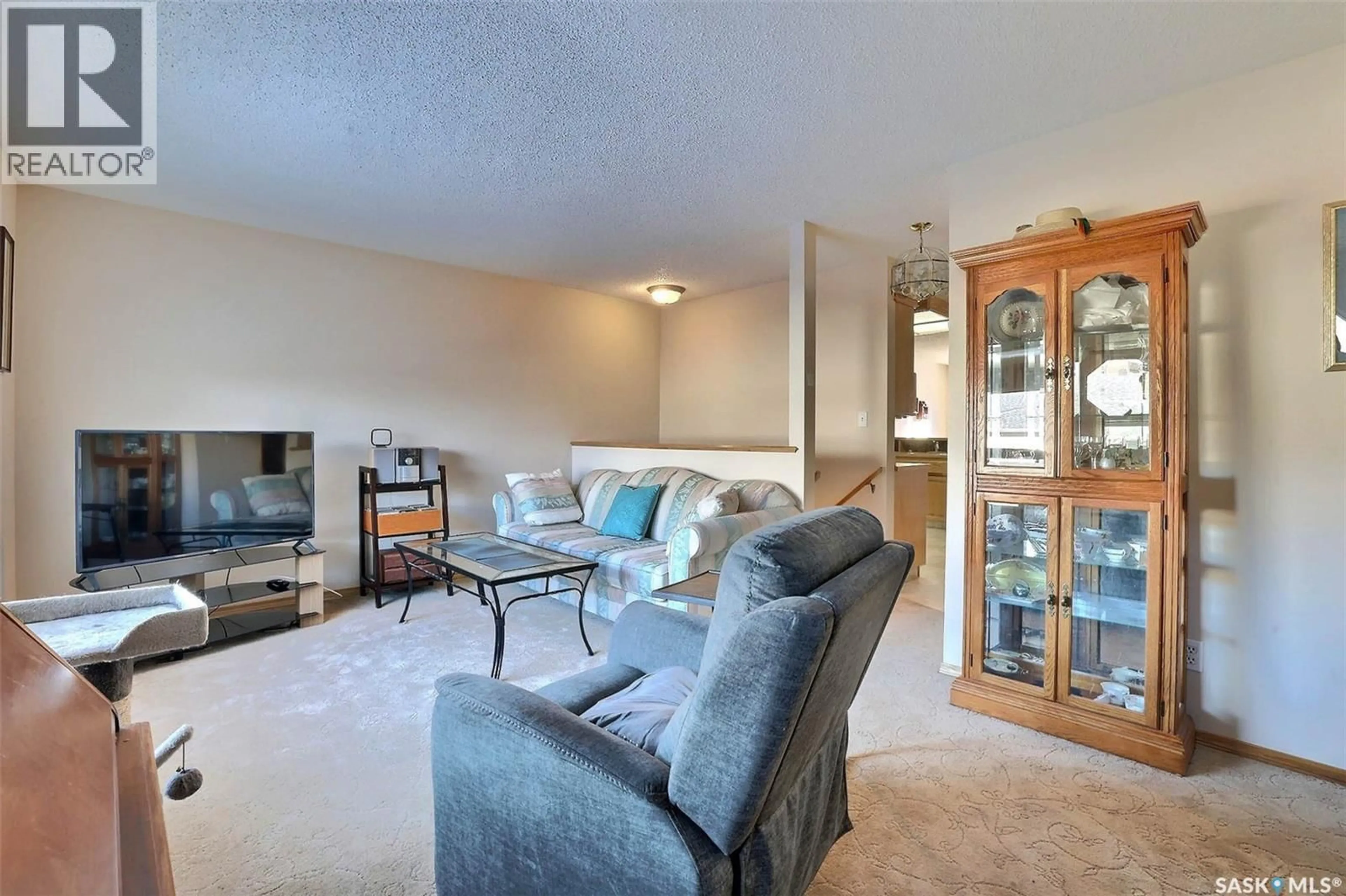 Living room with furniture, unknown for 6302 ENGEL DRIVE, Regina Saskatchewan S4X4L2