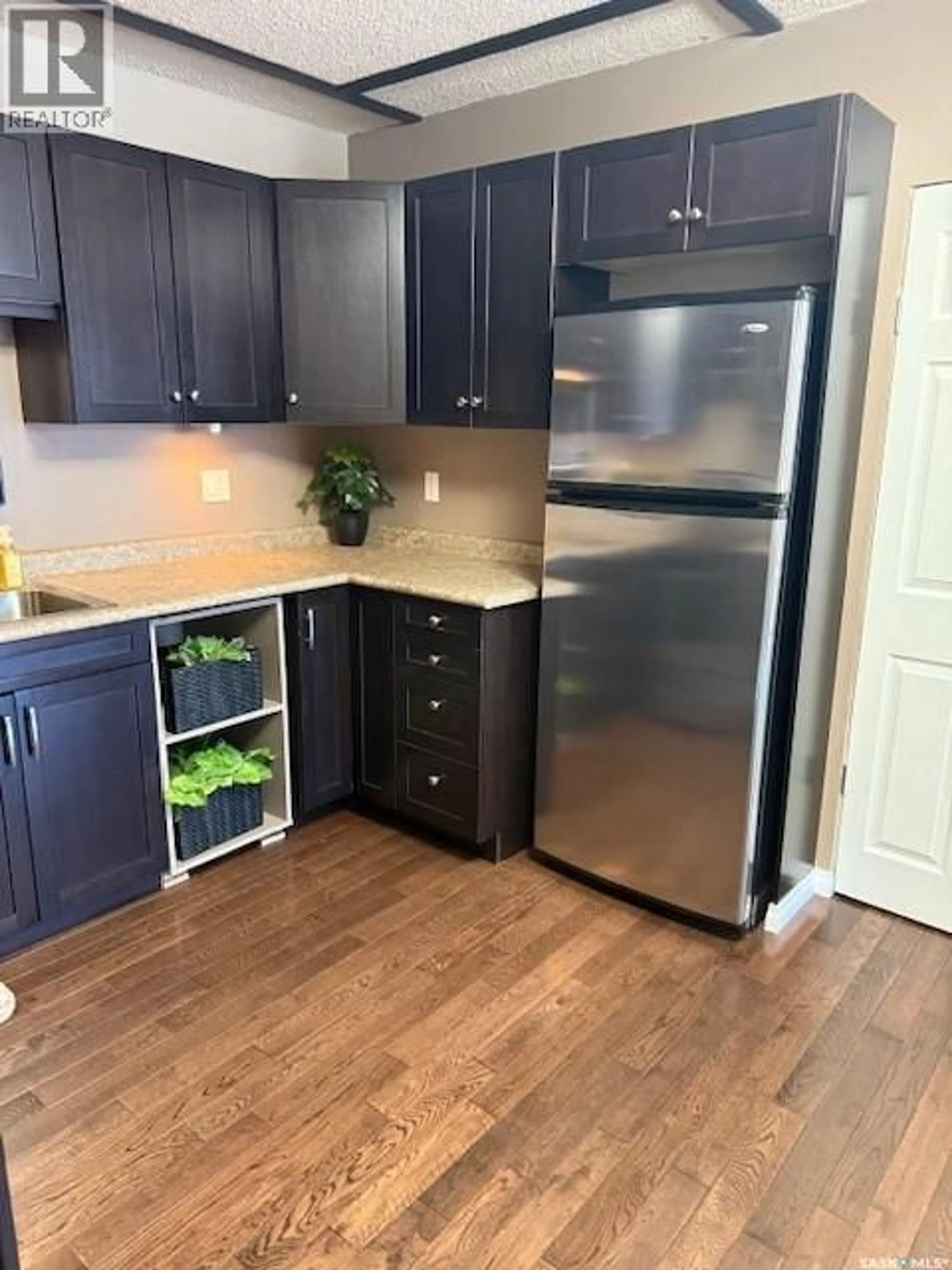 Standard kitchen, wood/laminate floor for 22 38 SPENCE STREET, Regina Saskatchewan S4S4H4