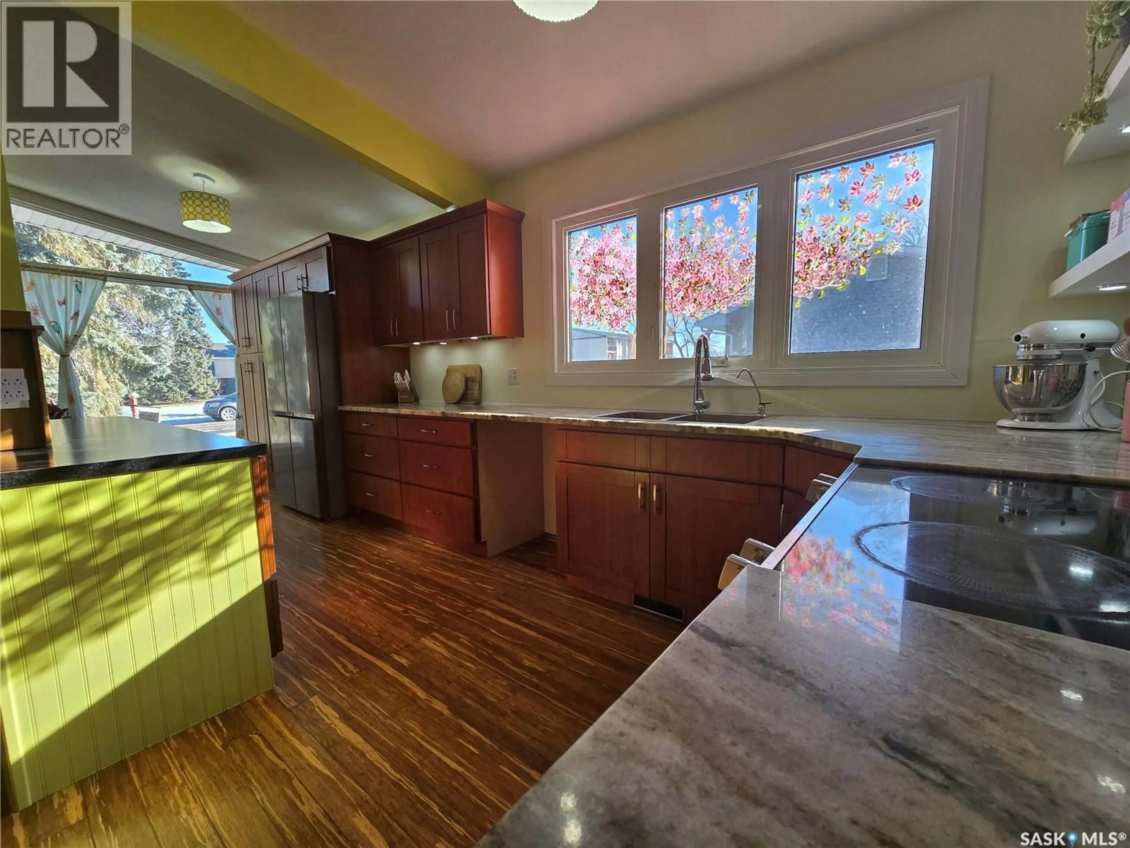 Open concept kitchen, unknown for 531 SCOTT STREET, Weyburn Saskatchewan S4H1T2