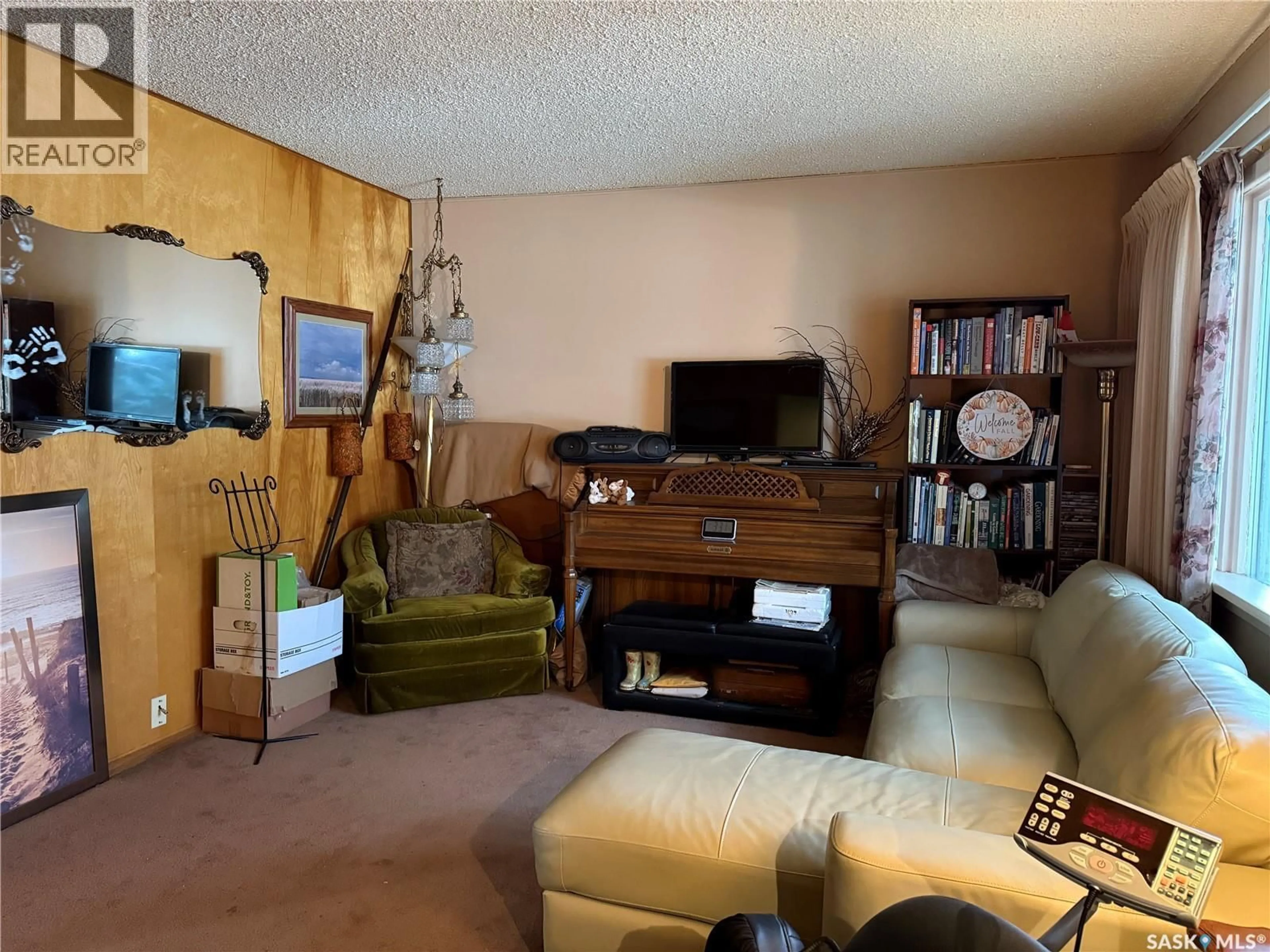 Living room with furniture, unknown for 637 TAPLEY STREET, Moose Jaw Saskatchewan S6H5T8