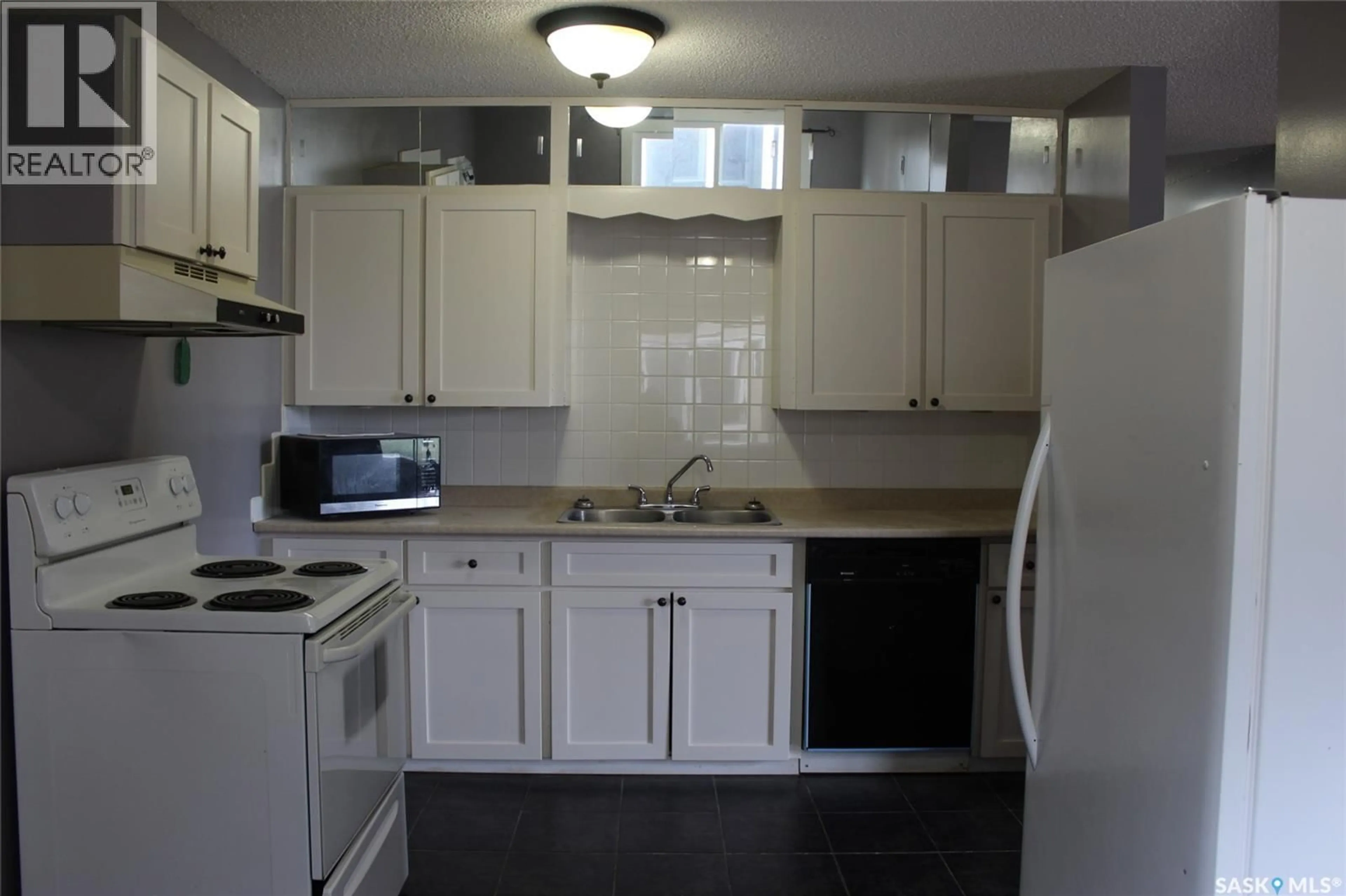 Standard kitchen, unknown for 581 3RD STREET, Shaunavon Saskatchewan S0N2M0