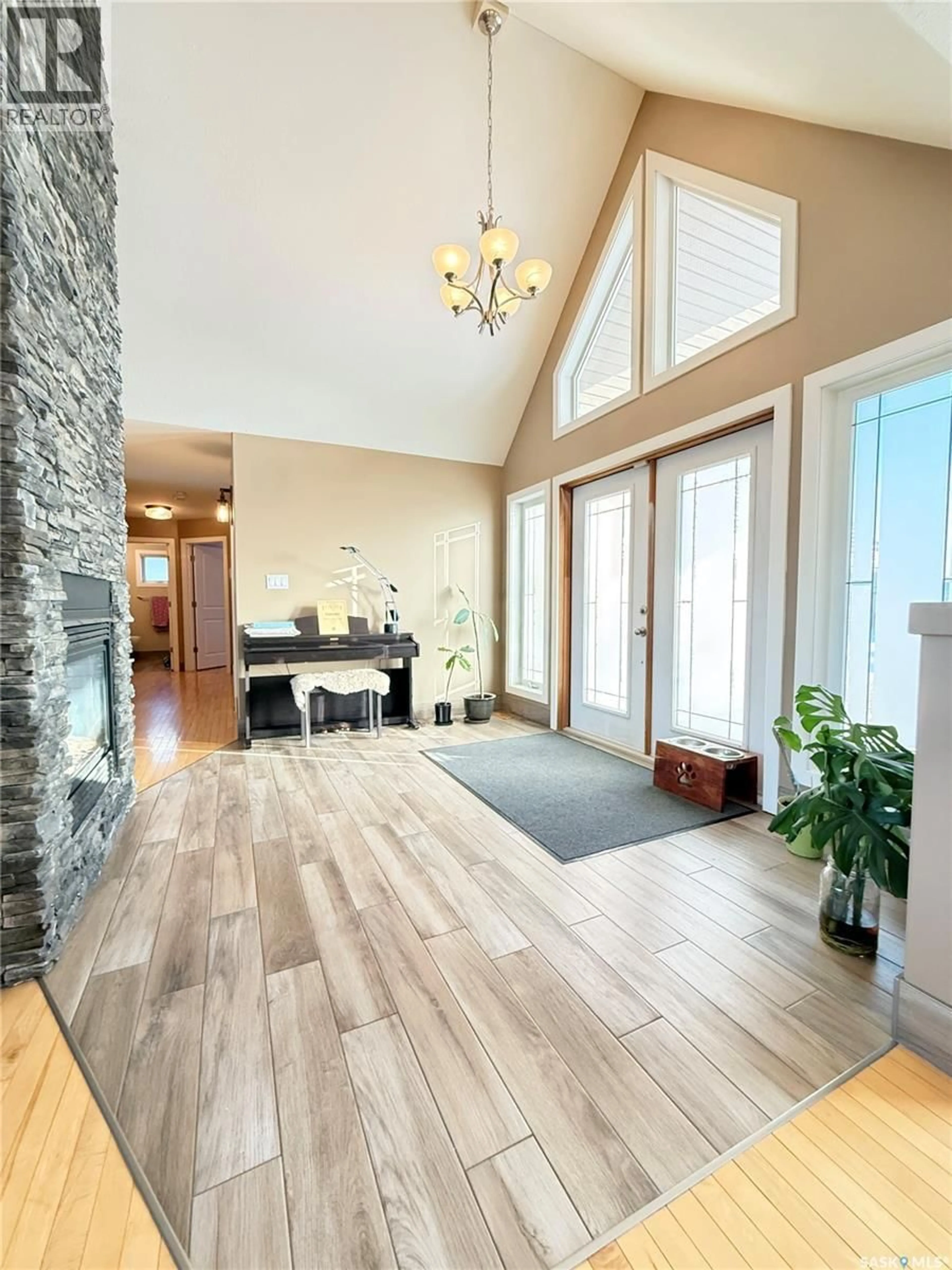 Indoor entryway for 785 WASHINGTON DRIVE, Weyburn Saskatchewan S4H3C7