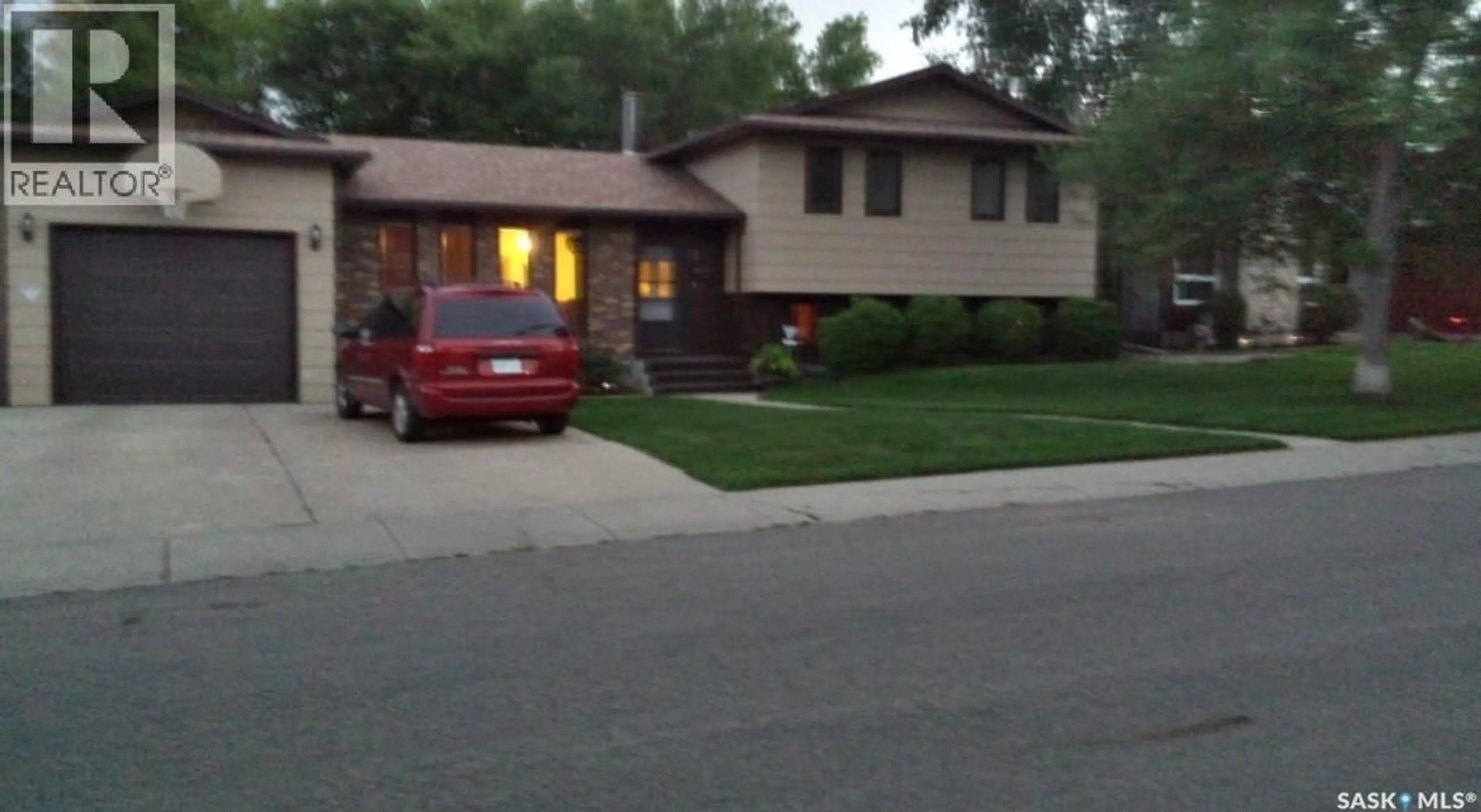 Blurry image for 10 DRAGAN CRESCENT, Saskatoon Saskatchewan S7H5C9
