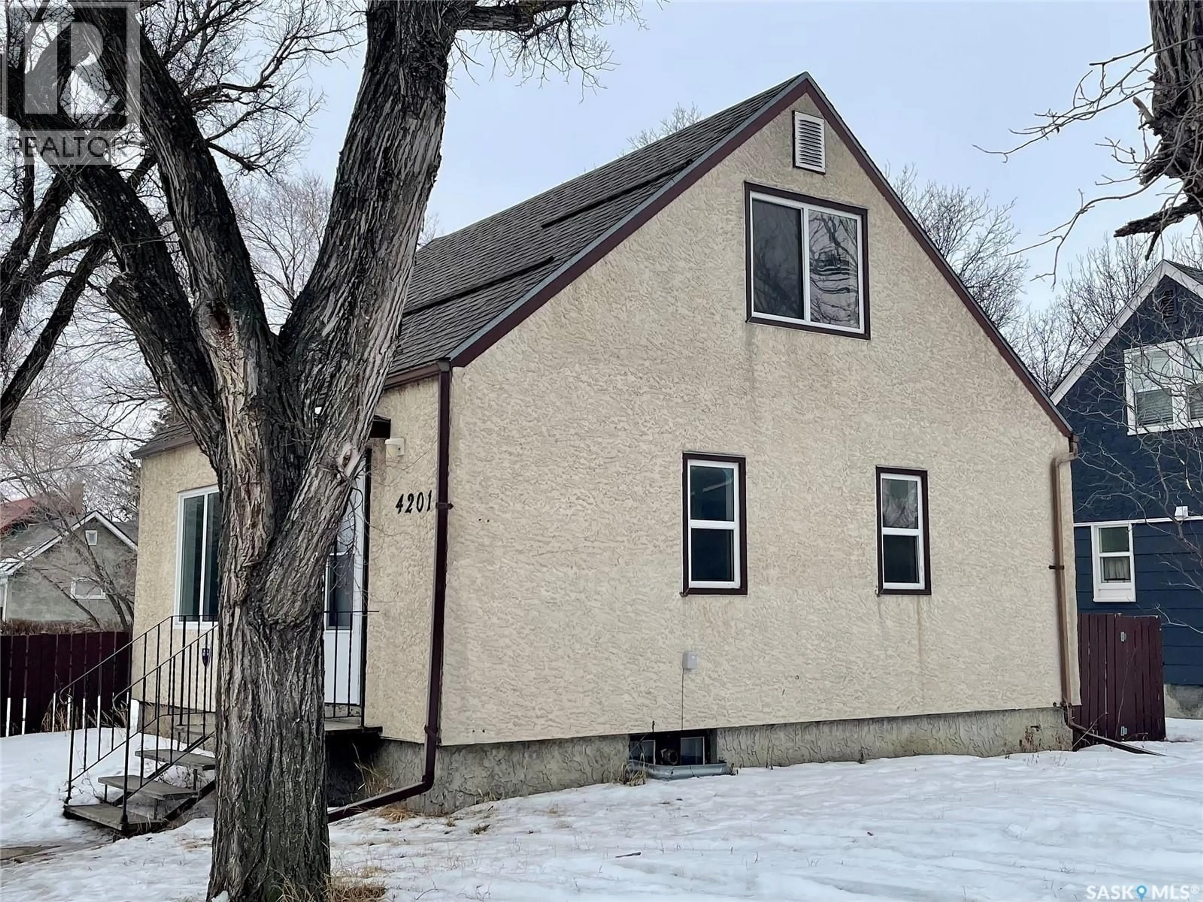 Home with vinyl exterior material, unknown for 4201 6TH AVENUE, Regina Saskatchewan S4T0N7