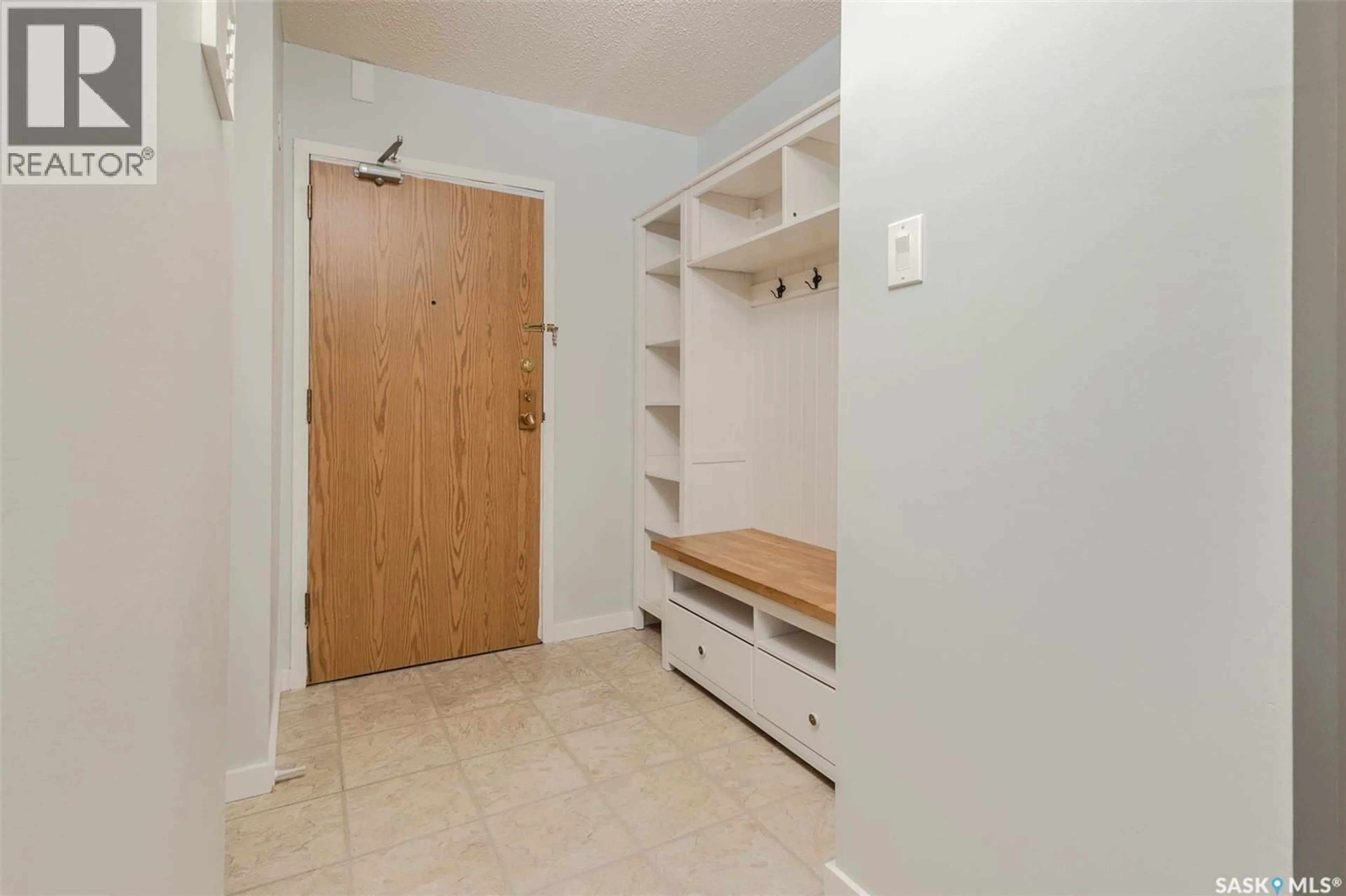 Indoor entryway for 112 203 TAIT PLACE, Saskatoon Saskatchewan S7H5L7