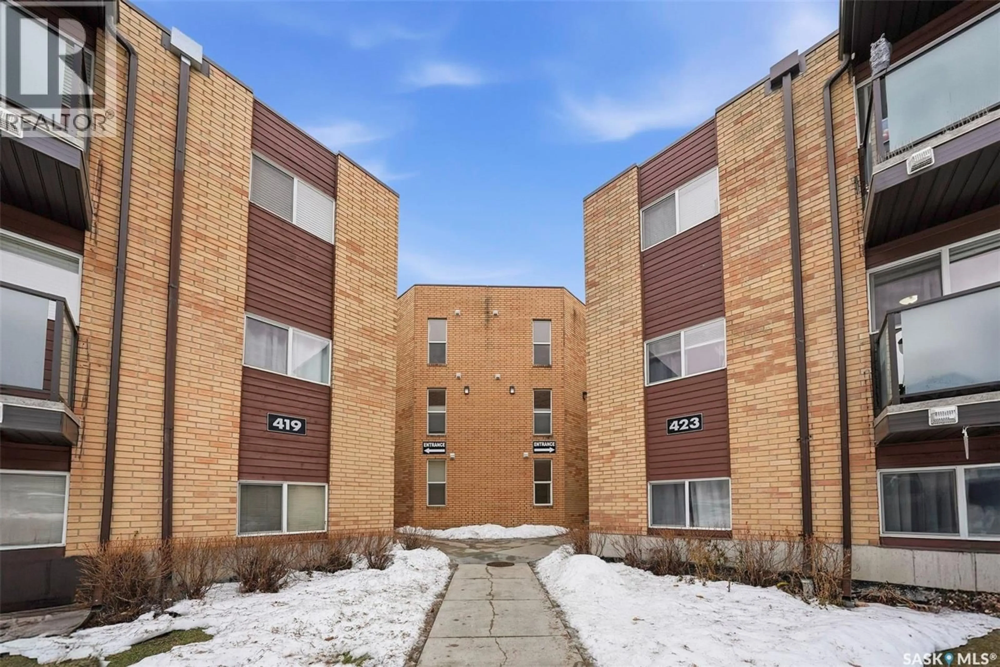 Patio, building for 400 423 TAIT COURT, Saskatoon Saskatchewan S7H5L3