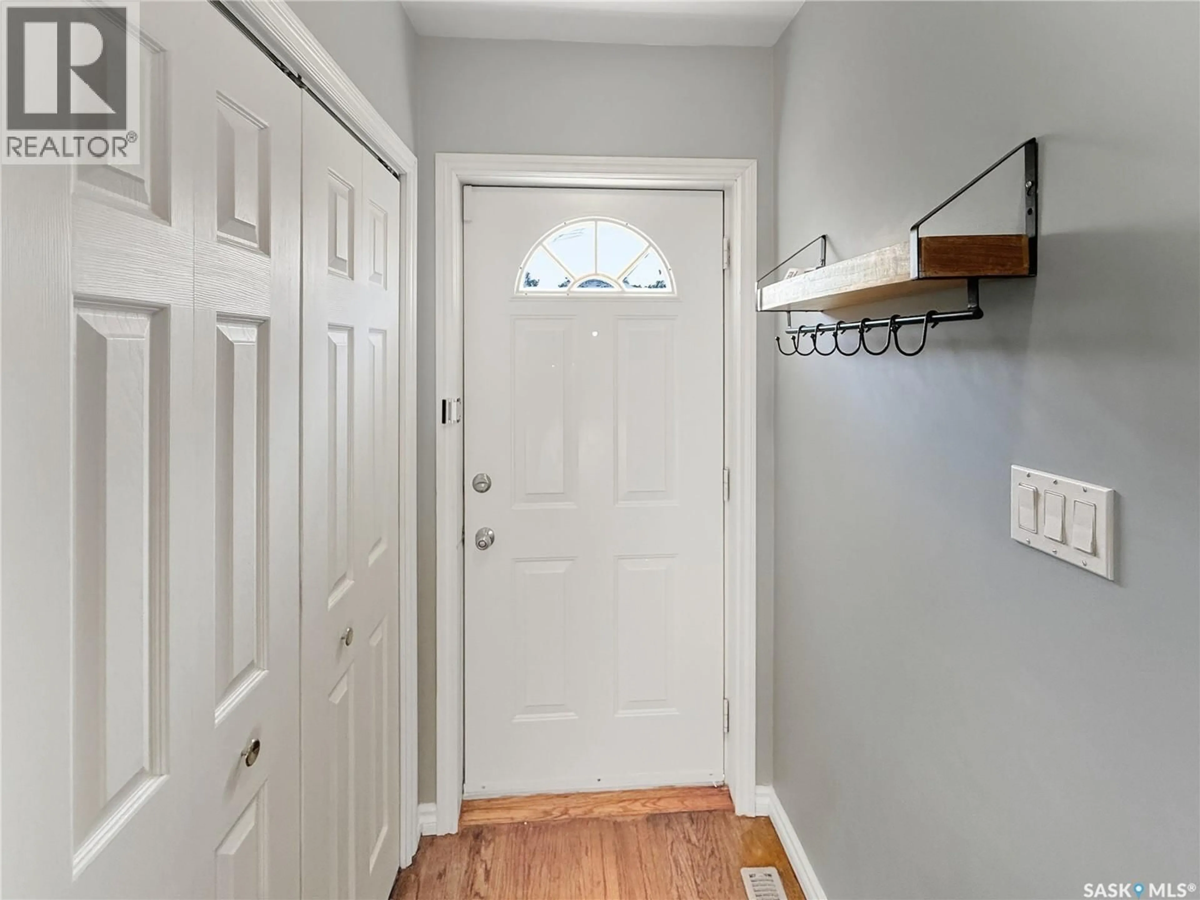 Indoor entryway for 545 1ST AVENUE, Swift Current Saskatchewan S9H2B8