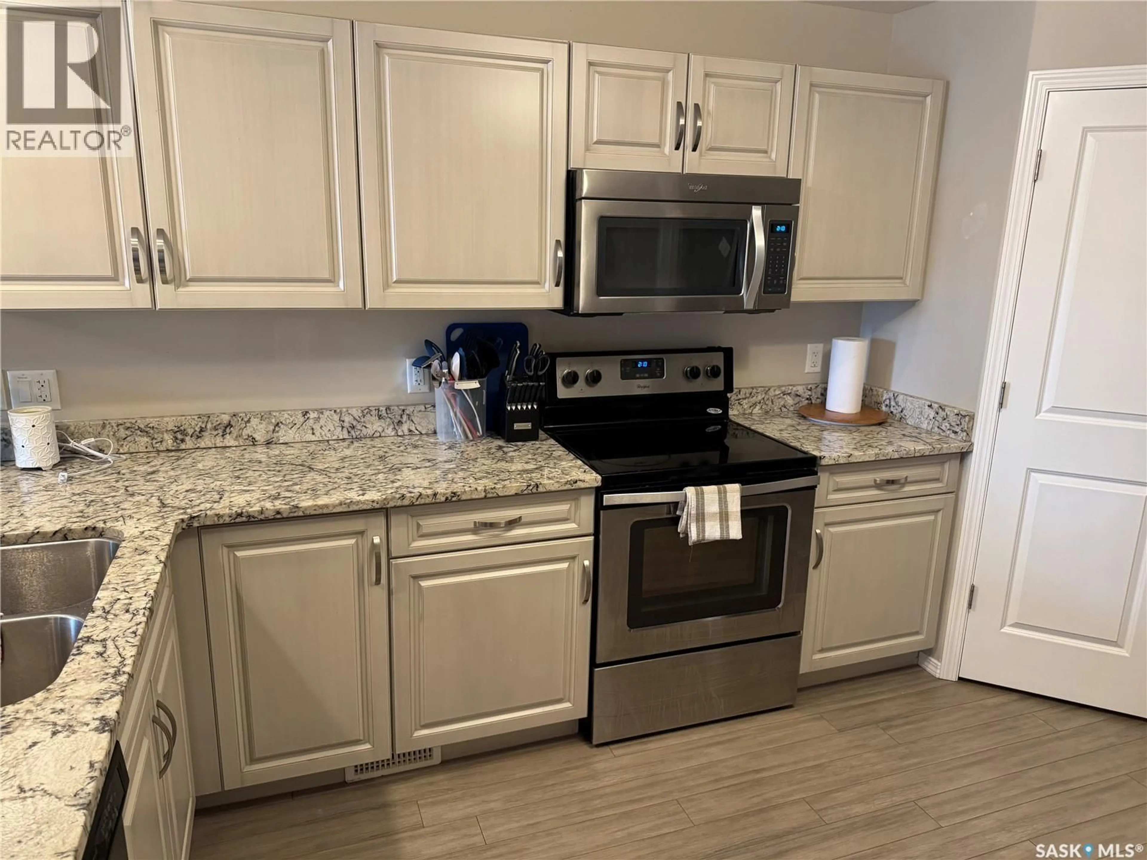 Standard kitchen, unknown for 209 100 CHAPARRAL BOULEVARD, Martensville Saskatchewan S0K0A2