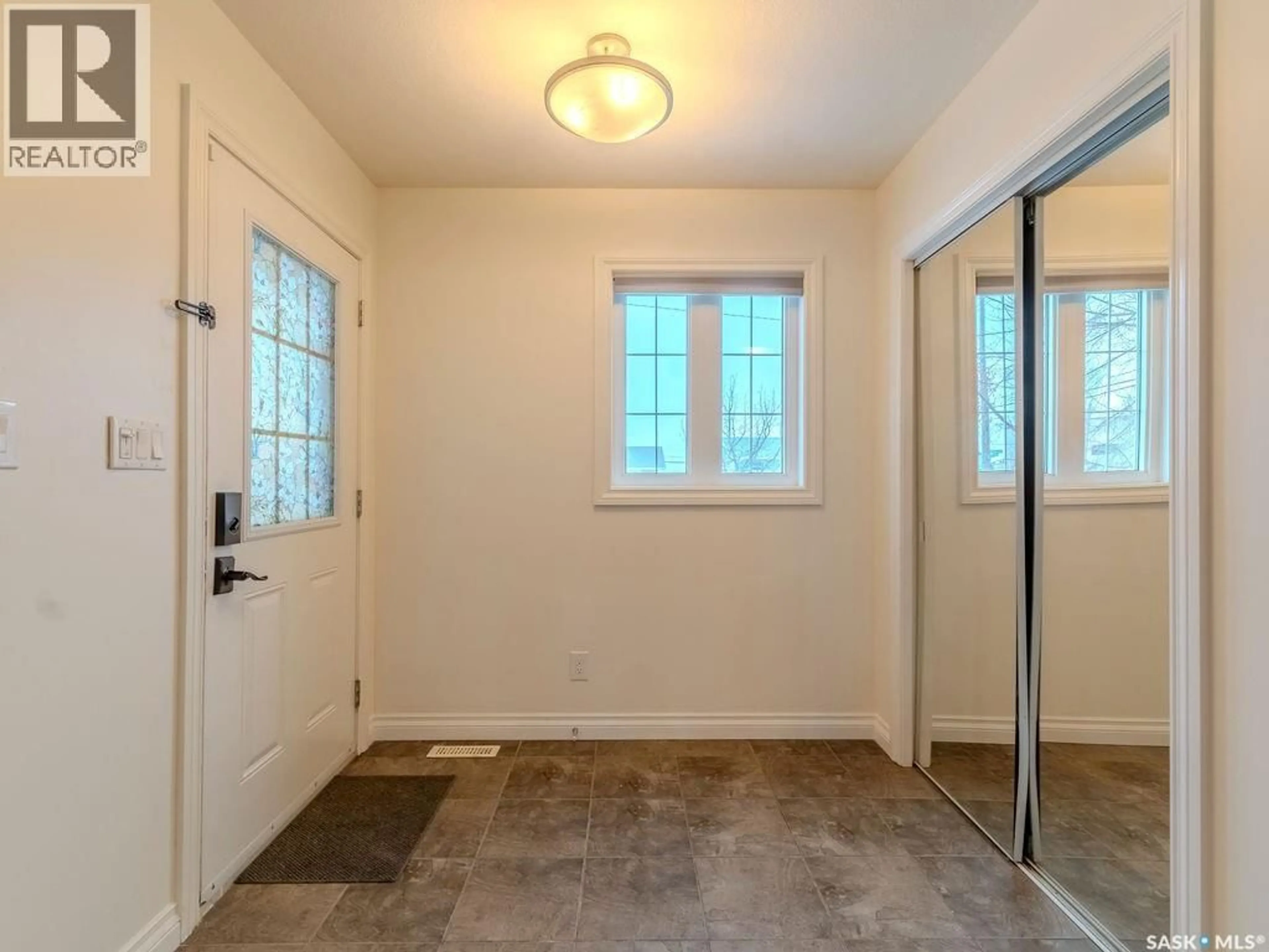 Indoor entryway for N - 1804 1ST AVENUE, Saskatoon Saskatchewan S7K1Z8