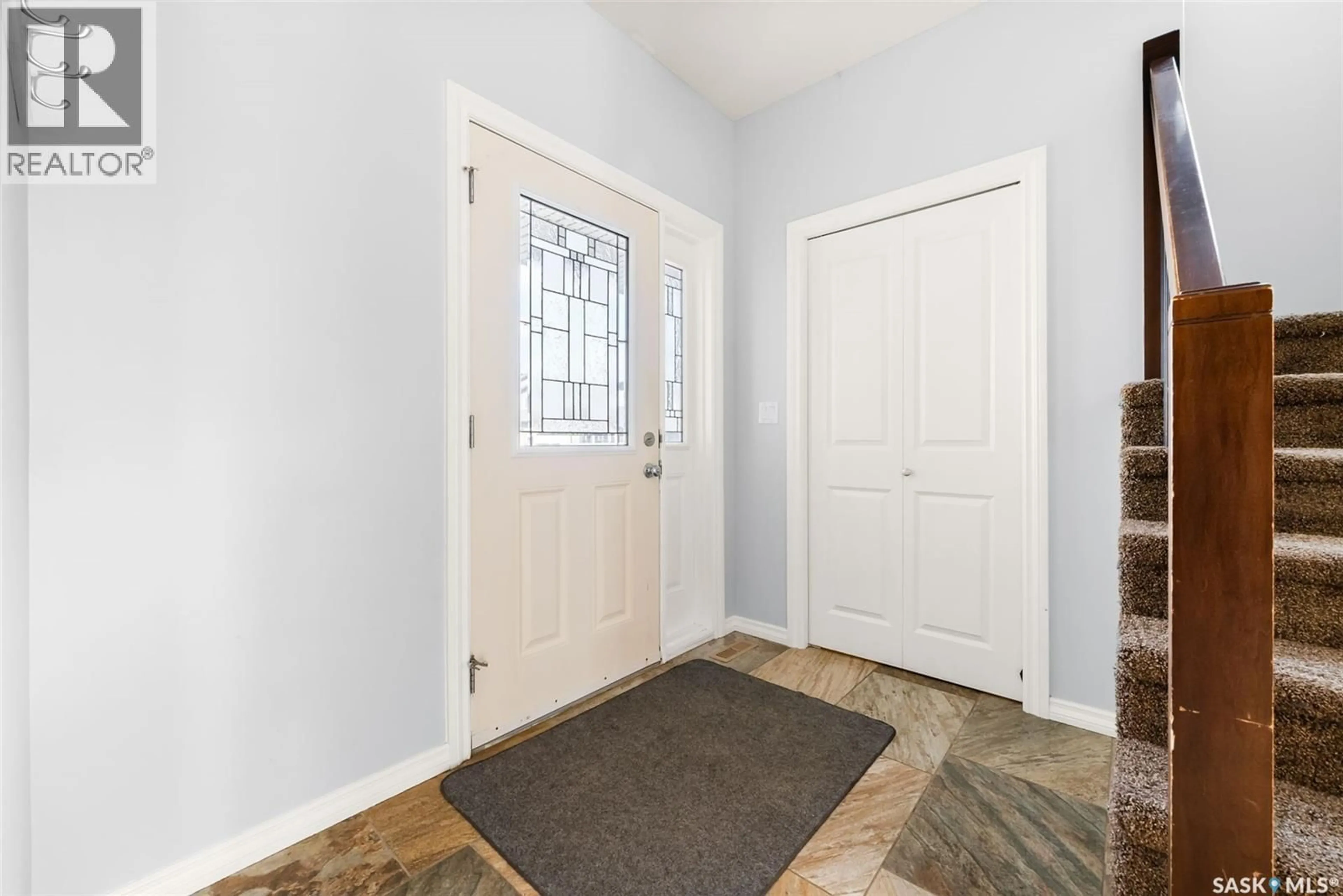 Indoor entryway for 6925 MAPLE RIDGE DRIVE, Regina Saskatchewan S4X4J2