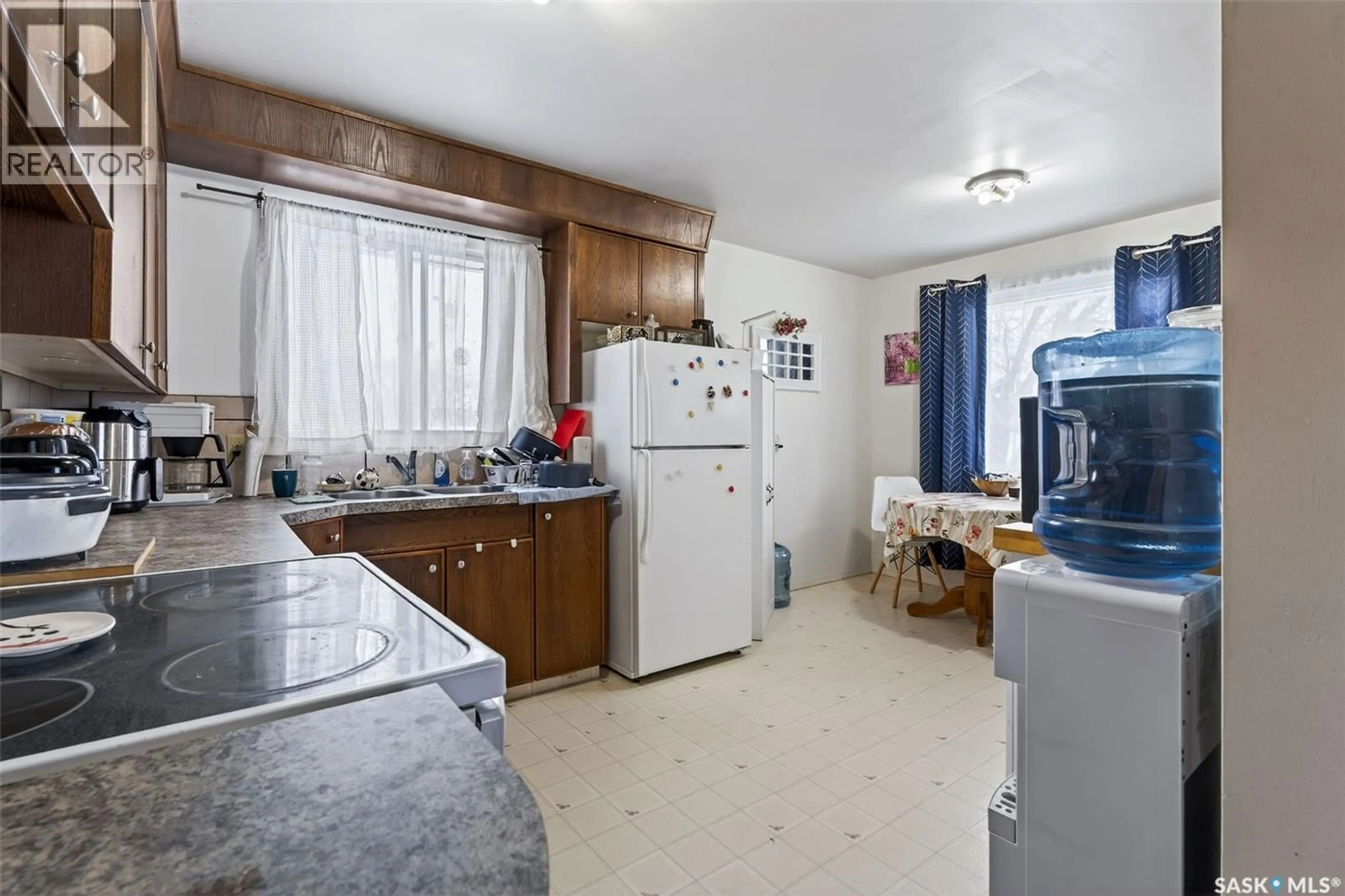 Standard kitchen, unknown for 214 HIGGINS AVENUE, Melfort Saskatchewan S0E1A0