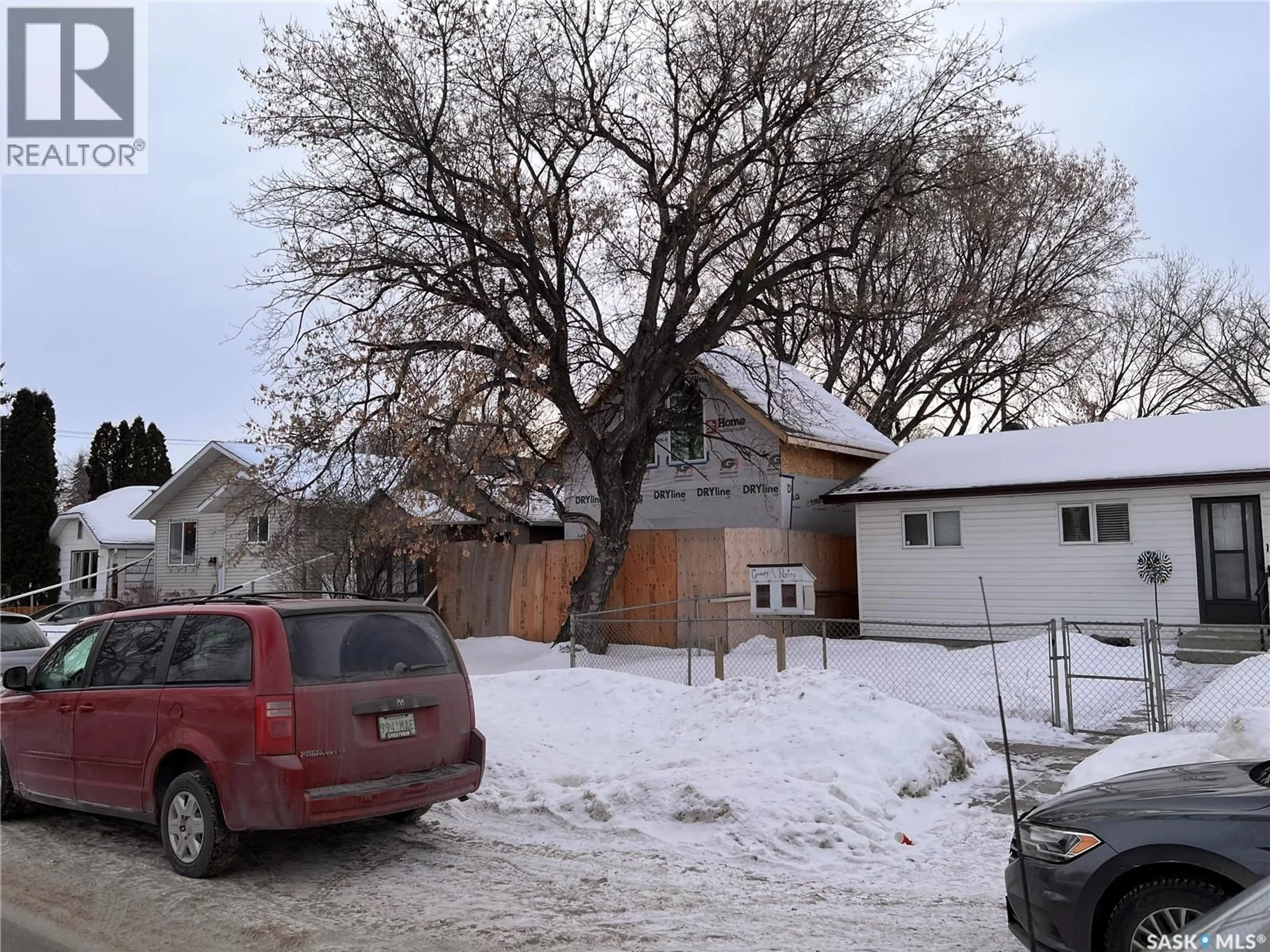 A pic from outside/outdoor area/front of a property/back of a property/a pic from drone, street for 1913 20TH STREET, Saskatoon Saskatchewan S7M1A3