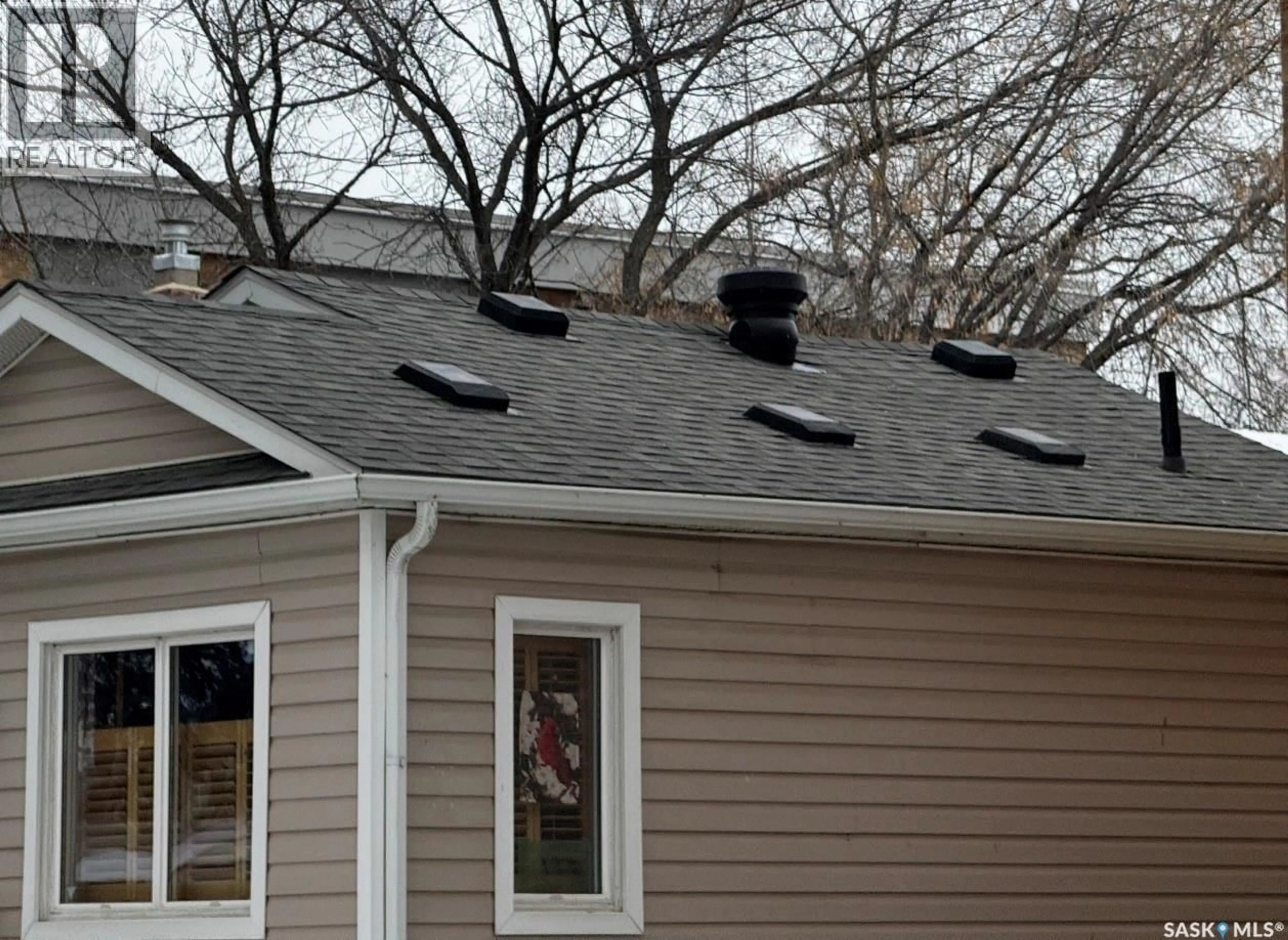 Home with vinyl exterior material, street for 916 4TH AVENUE, Saskatoon Saskatchewan S7K2N6