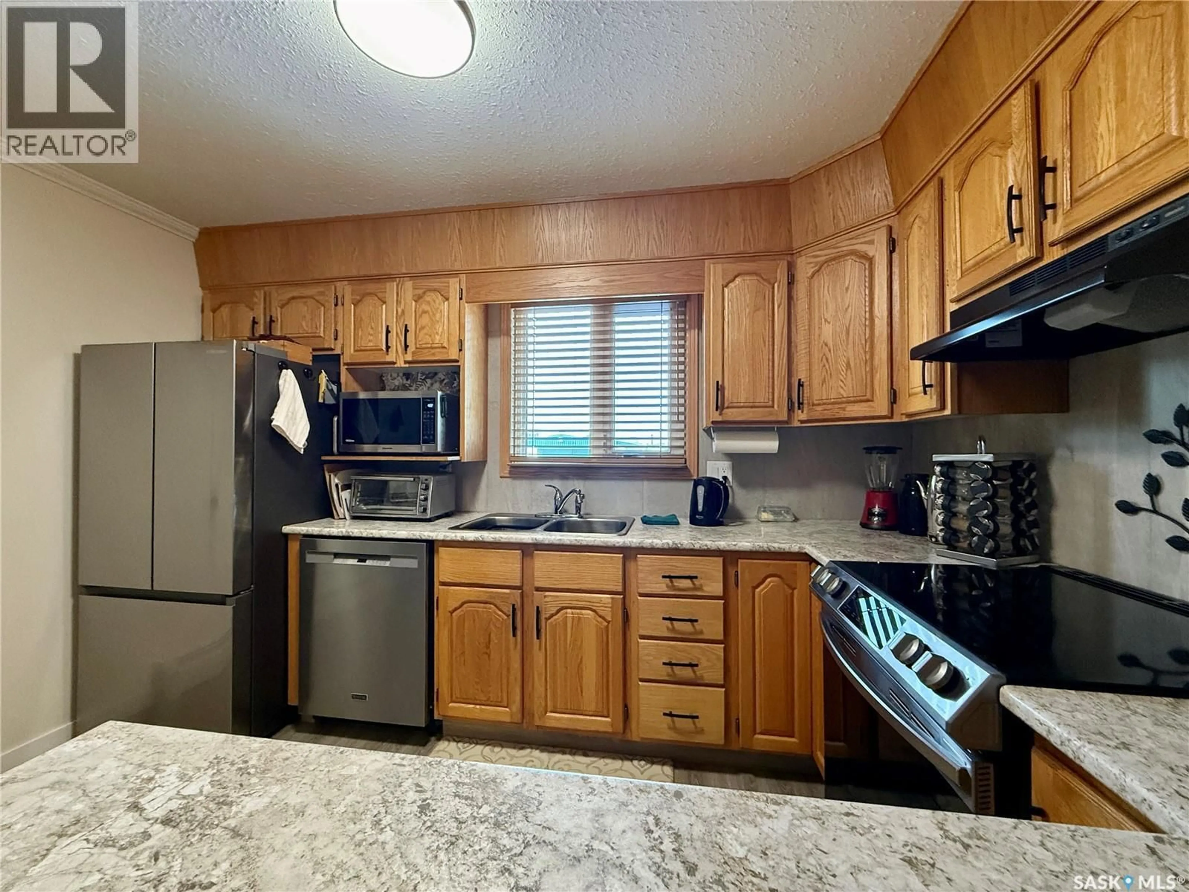 Standard kitchen, unknown for 103 2013 ARLINGTON AVENUE, Saskatoon Saskatchewan S7J2H6