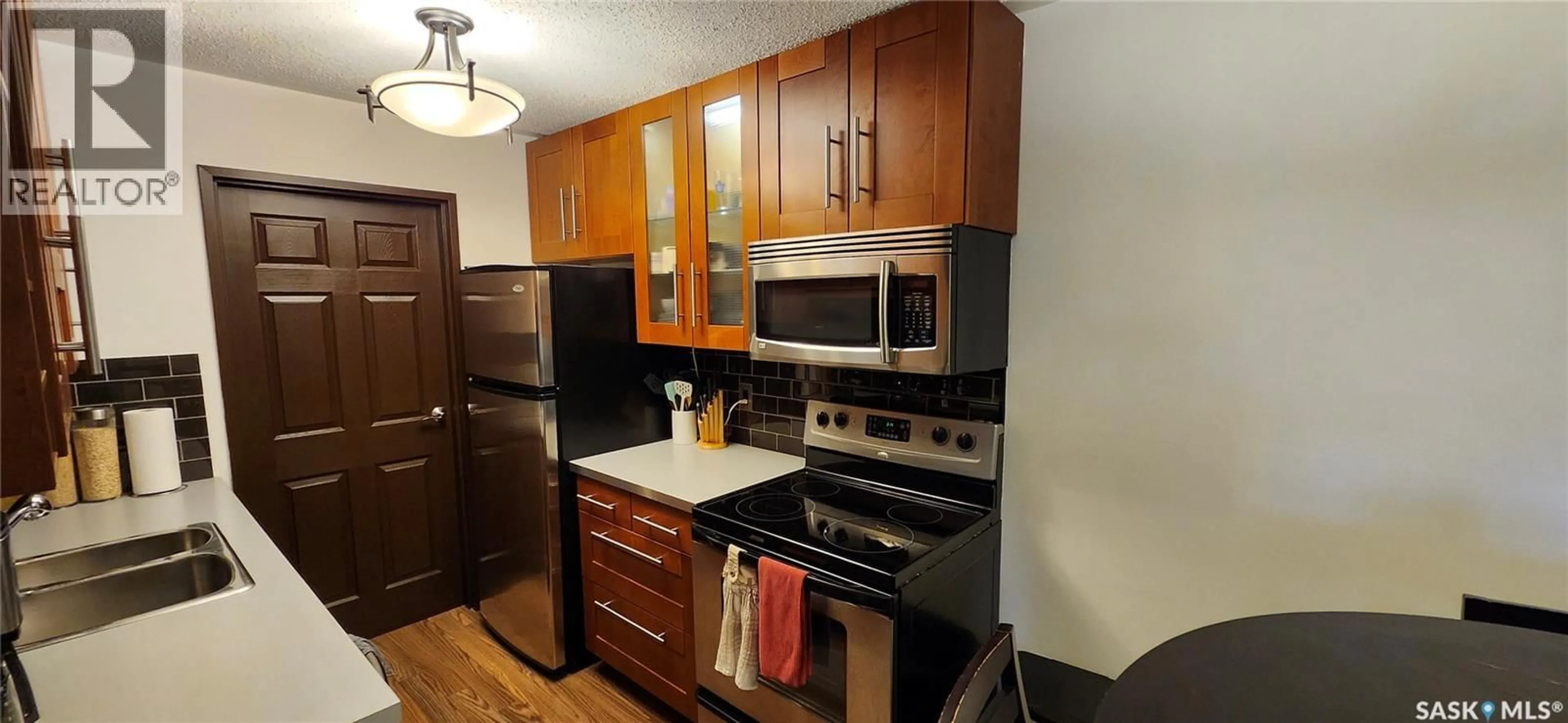 Standard kitchen, wood/laminate floor for 802A - 206 KINGSMERE BOULEVARD, Saskatoon Saskatchewan S7J4B7