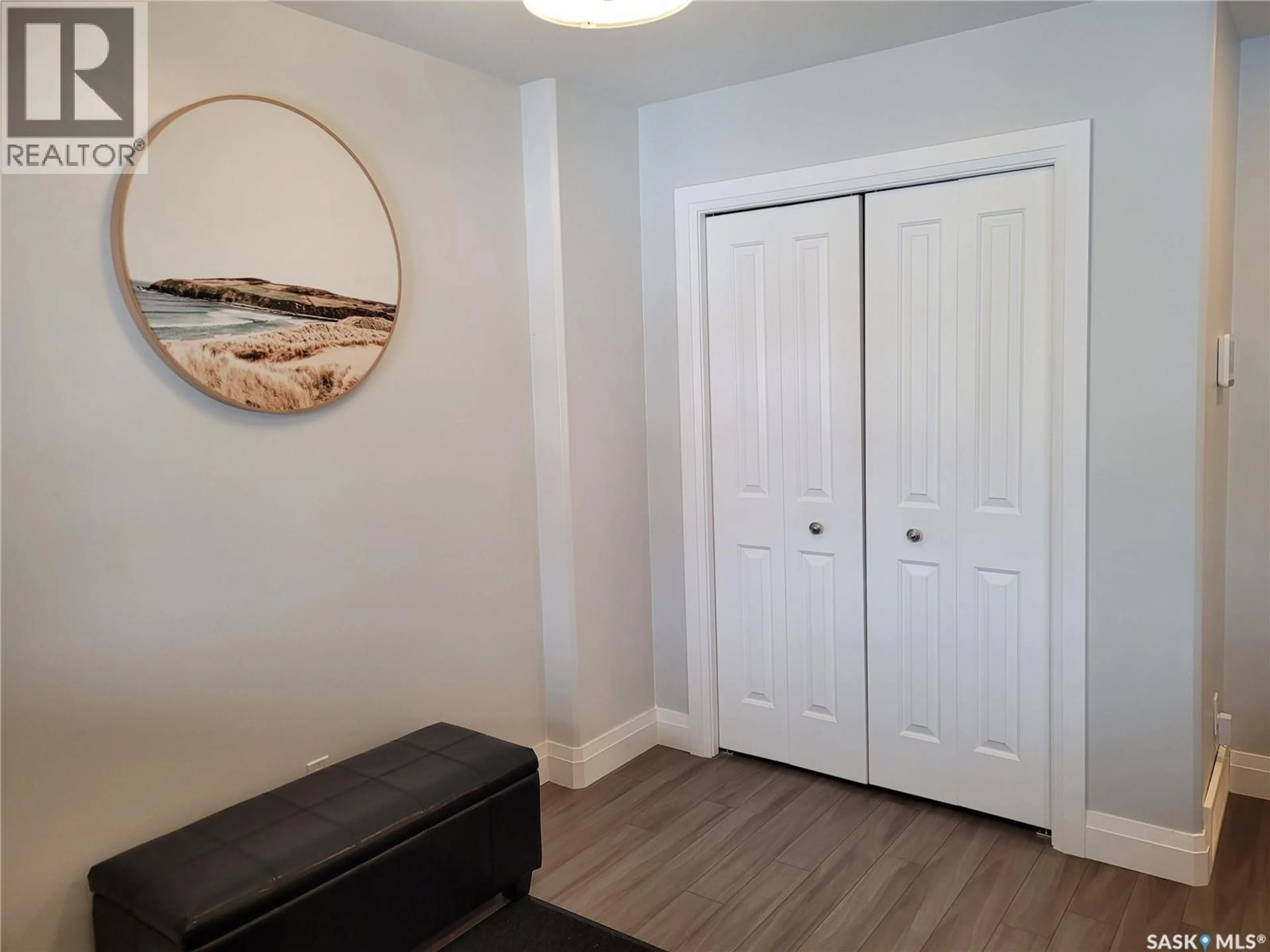 Indoor entryway for 1229 2ND AVENUE N, Saskatoon Saskatchewan S7K2E3