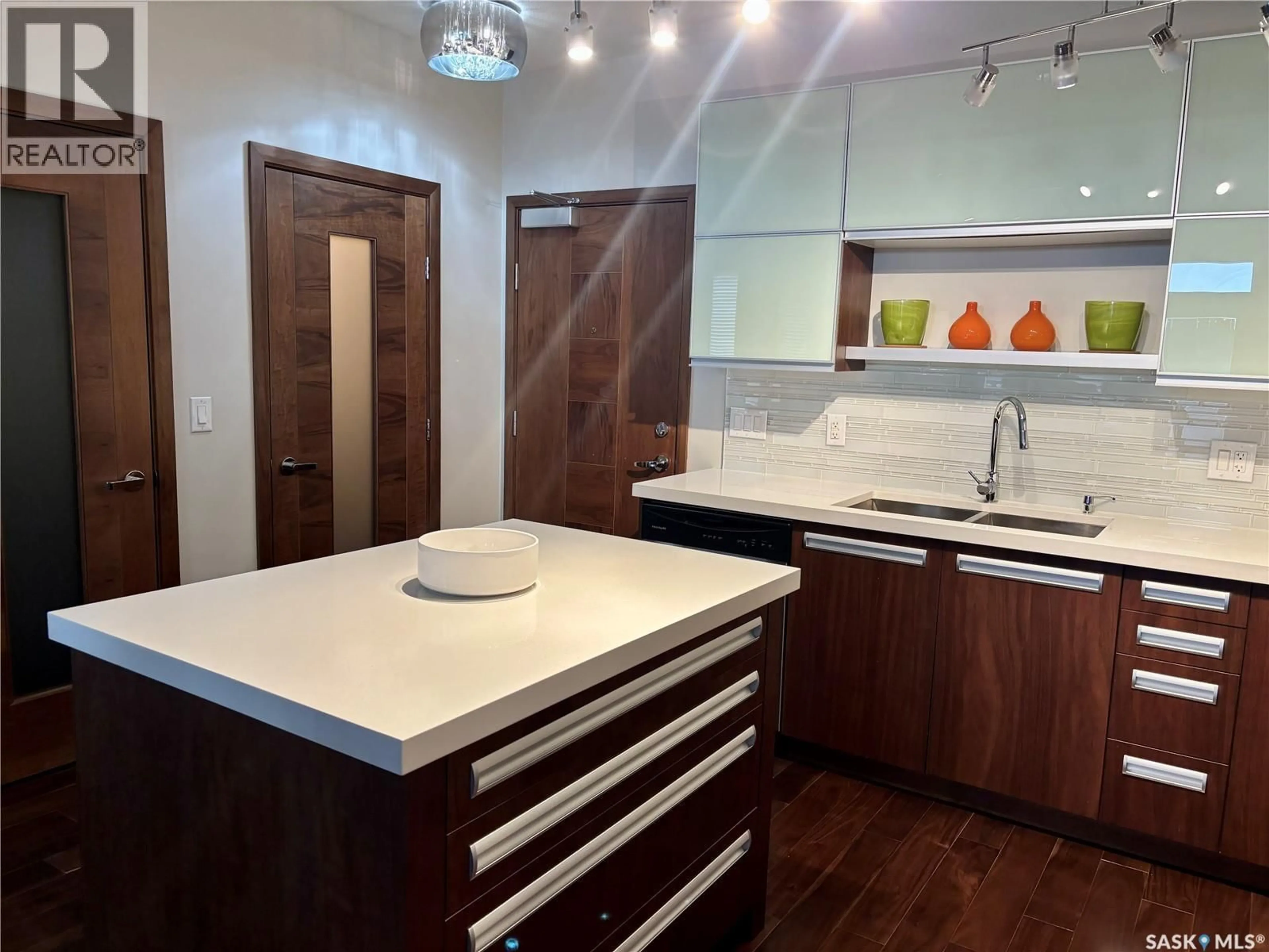 Contemporary kitchen, wood/laminate floor for 203 - 2101 HESELTINE ROAD, Regina Saskatchewan S4V3H1