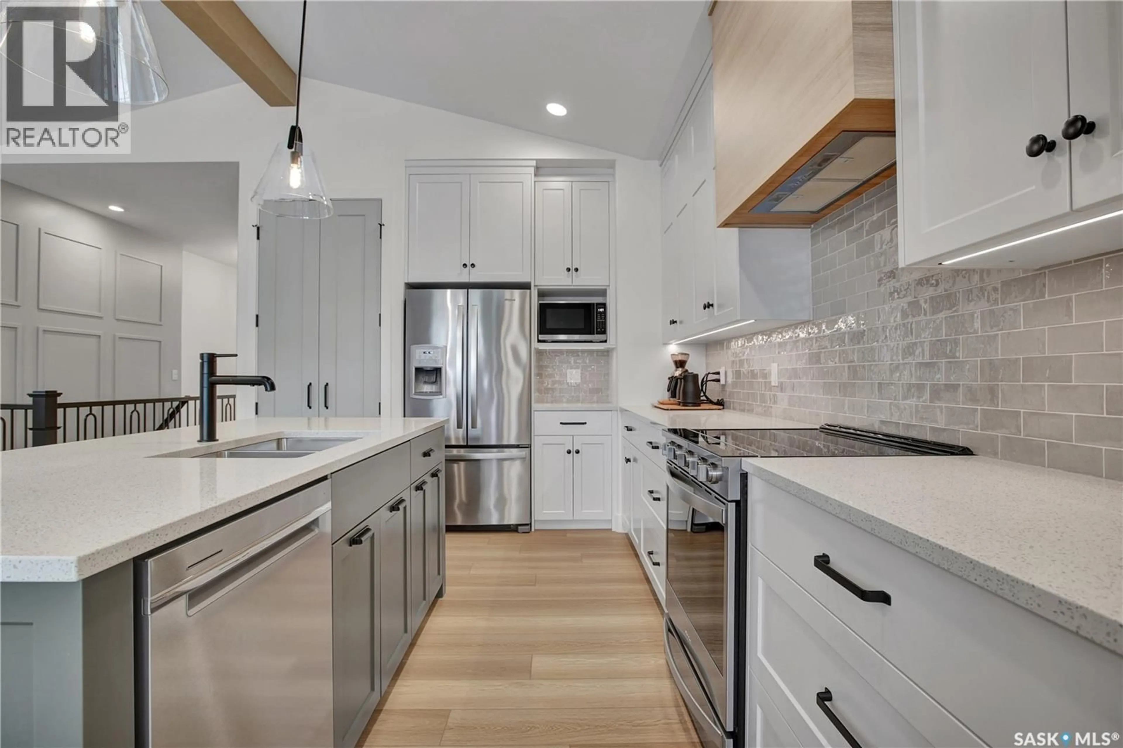 Contemporary kitchen, ceramic/tile floor for 131 KATZ AVENUE, Saskatoon Saskatchewan S7V1S8