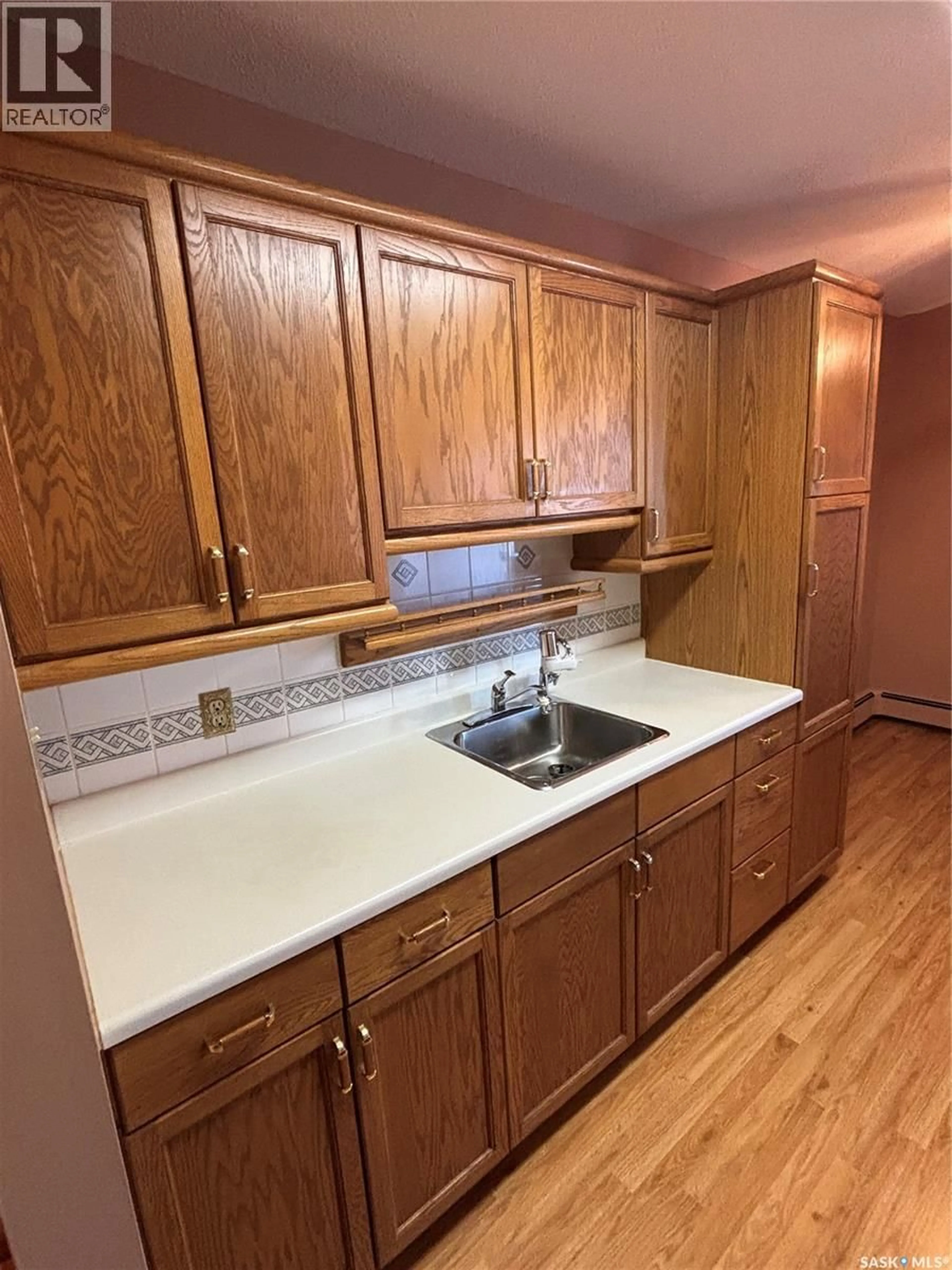 Standard kitchen, wood/laminate floor for 31 26 SHAW STREET, Regina Saskatchewan S4R3M4