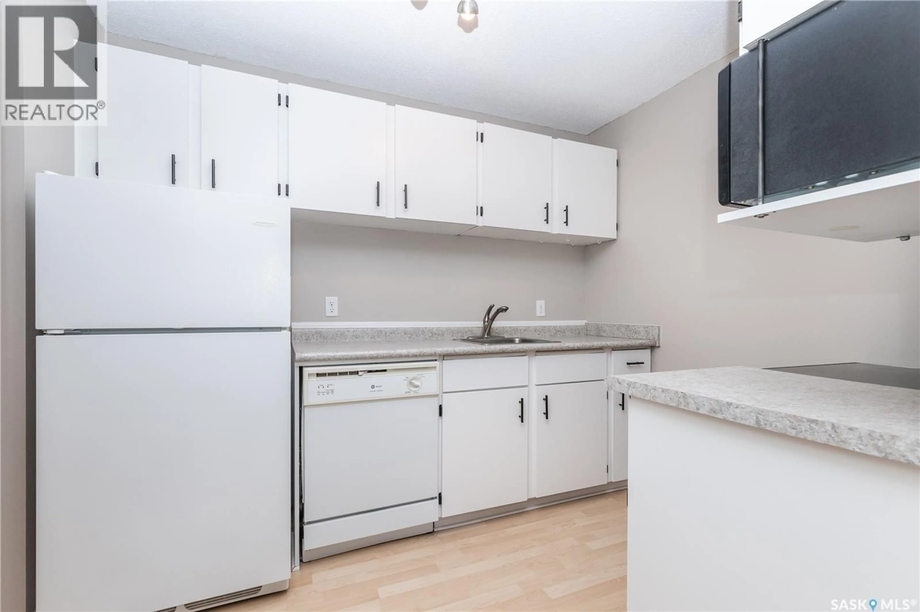 Standard kitchen, unknown for E - 122 425 115TH STREET, Saskatoon Saskatchewan S7N2E5