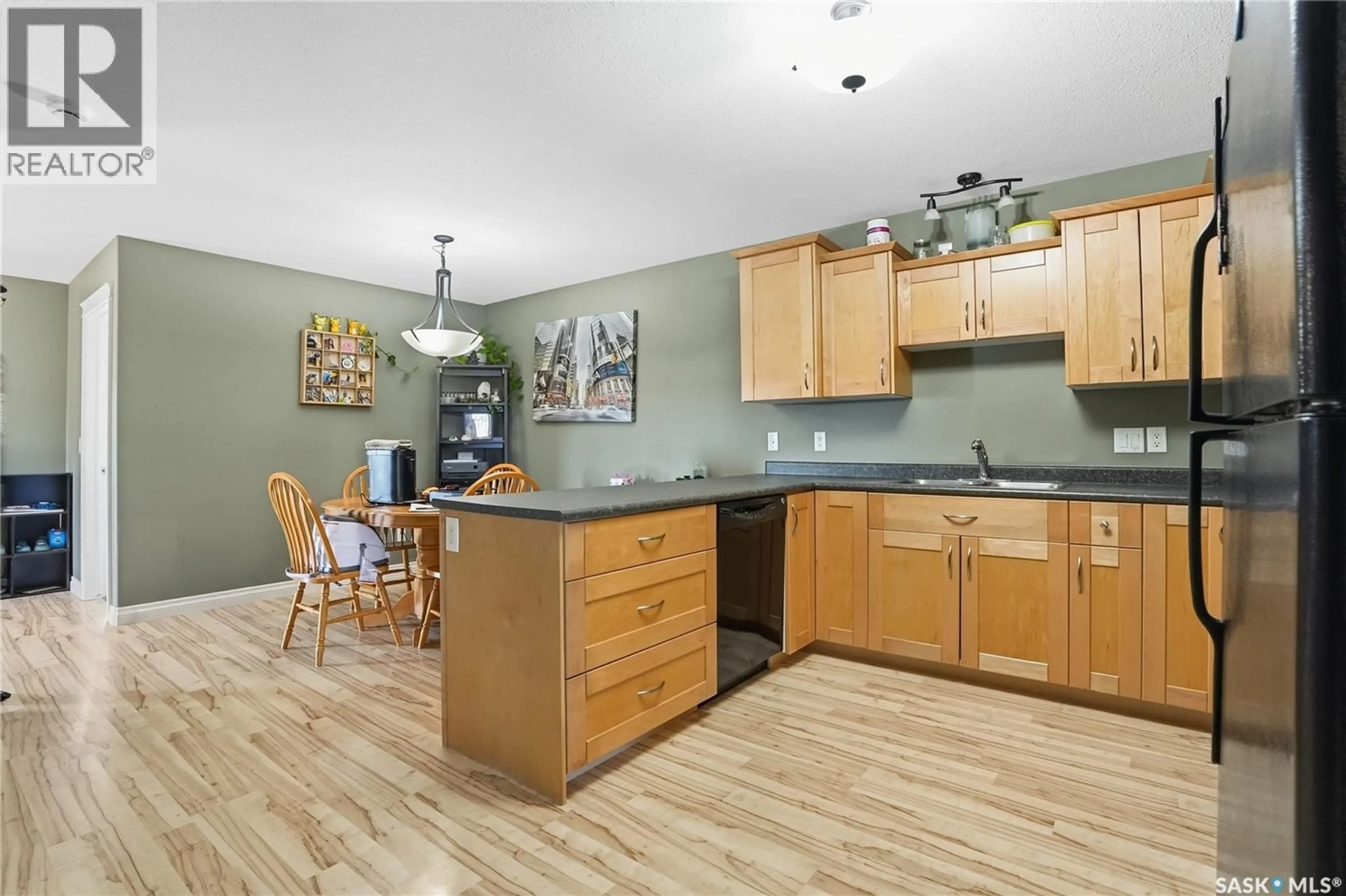 Standard kitchen, unknown for 453 BROOKLYN CRESCENT, Warman Saskatchewan S0K0A1
